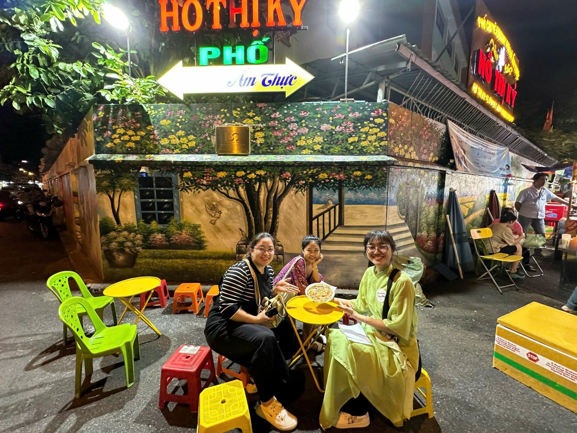 Ho Chi Minh City: Walking Street Food Tour with 12 Local Tastings - Thumbnail 18
