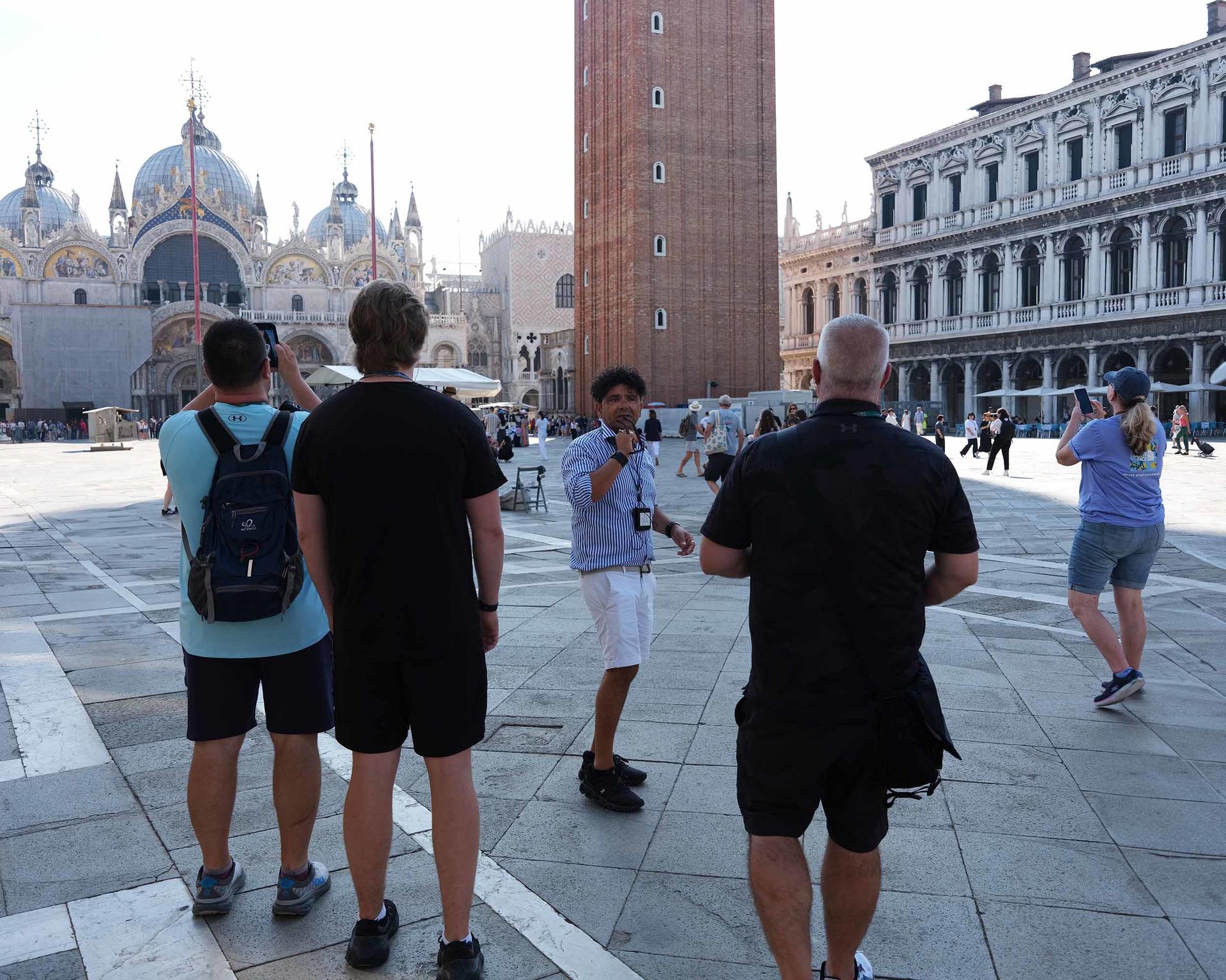 Grand Canal Gondola Ride and Walking Tour in Venice - Thumbnail 3