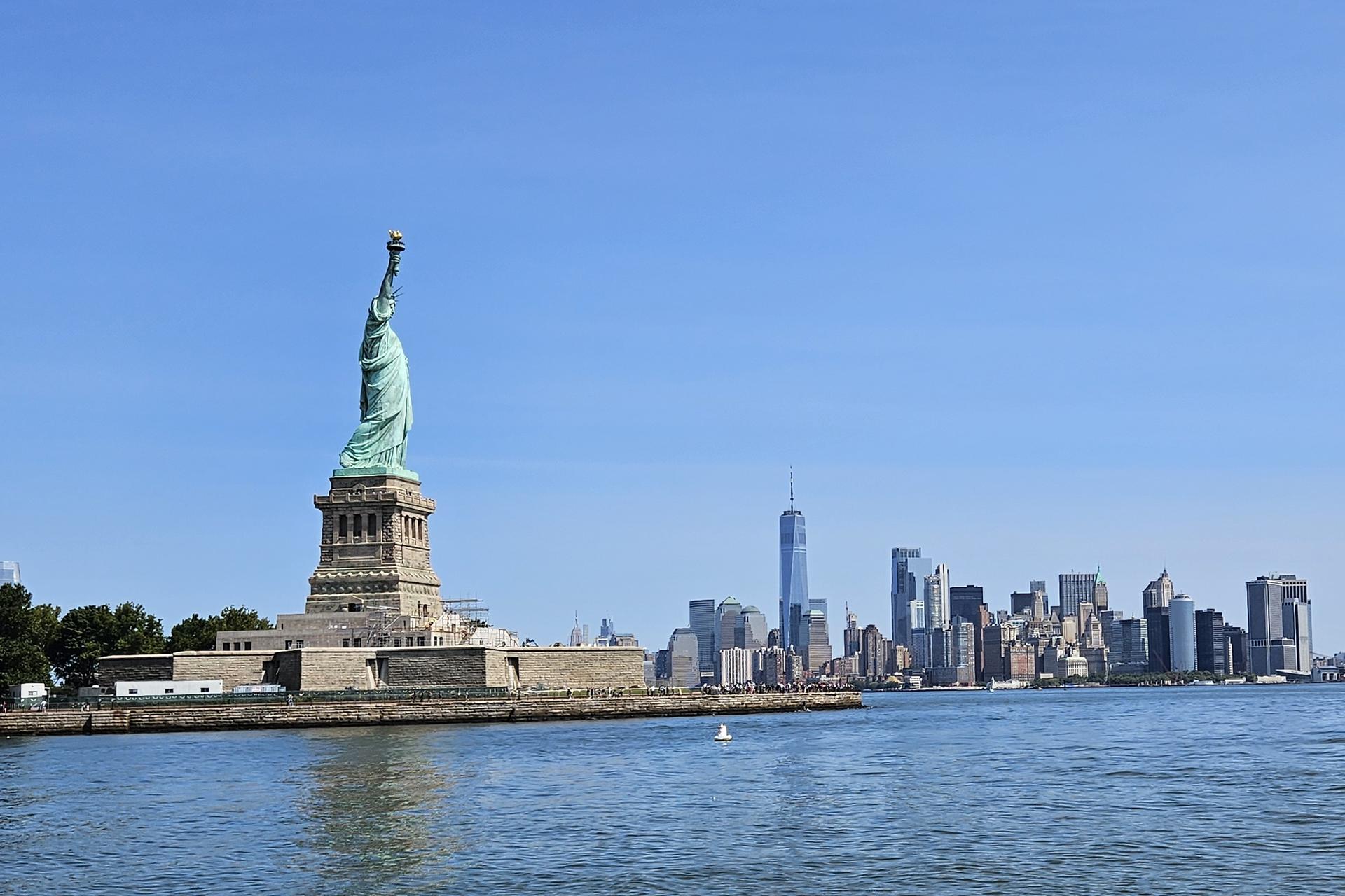 Statue of Liberty and Ellis Island Priority Boarding Tour  - Thumbnail 3