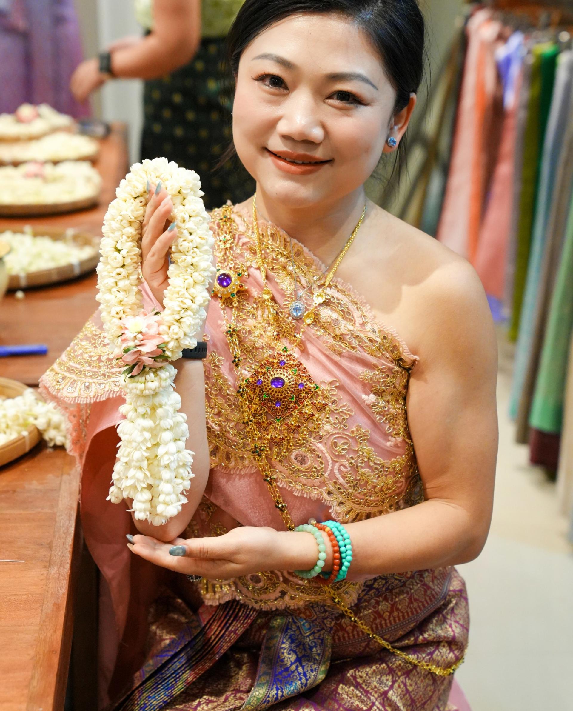White Lotus Thai Garland Workshop at Pak Khlong Talat Market Tour in Bangkok - Thumbnail 43