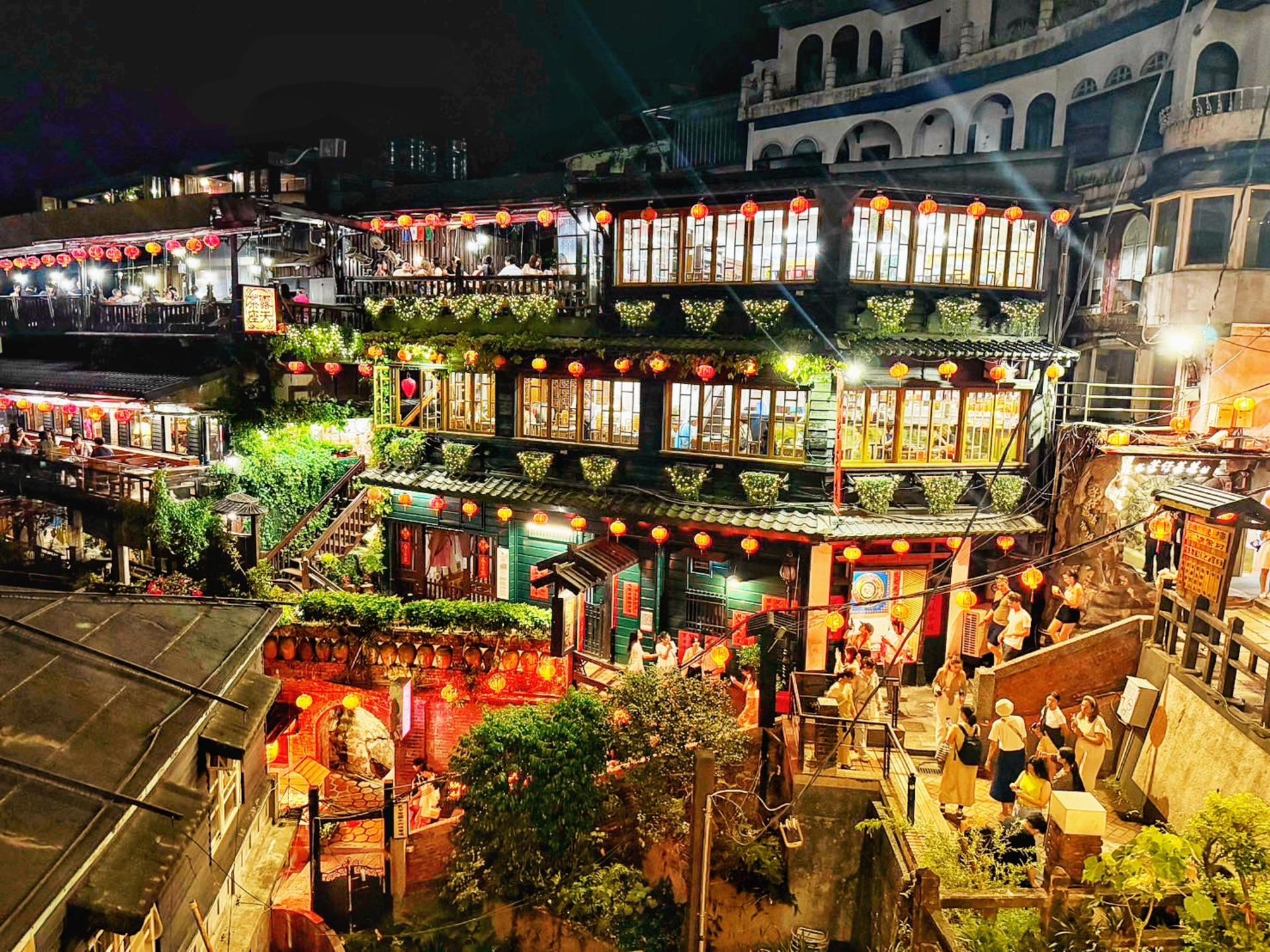 Yehliu, Yin & Yang Sea, Shifen, and Jiufen Tour (With Hotel Pick-Up) - Thumbnail 6