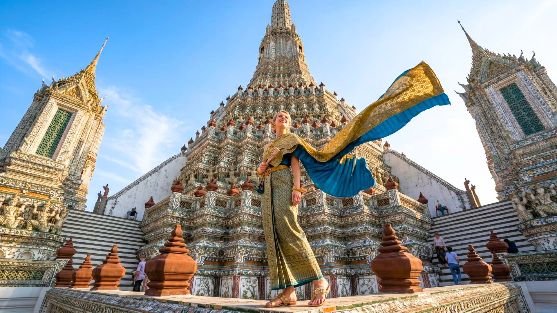 Traditional Thai Costume Rental at Wat Arun in Bangkok - Thumbnail 2