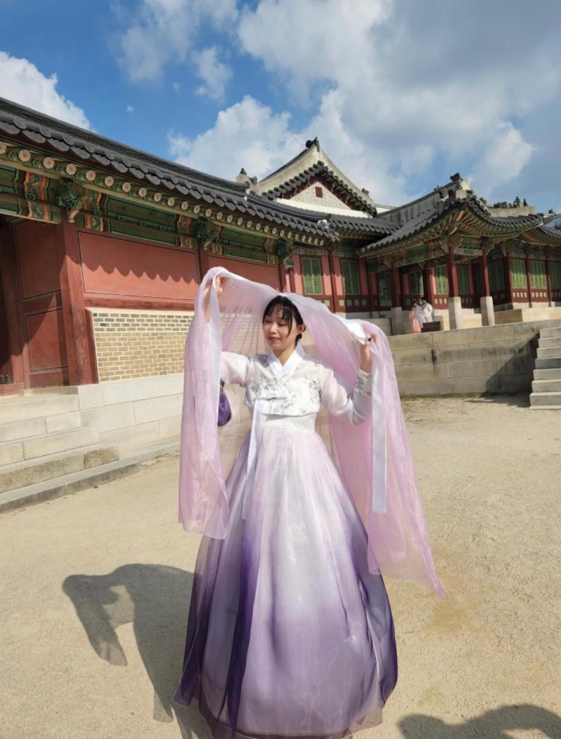 Hanbok Rental near Gyeongbokgung Palace by Dorothy Hanbok - Thumbnail 7