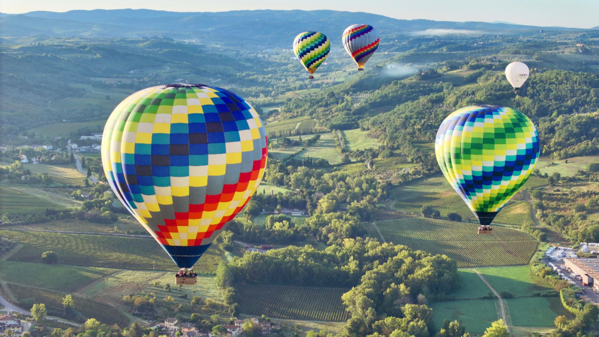 Balloon flight with glass of wine in Siena - Image 1