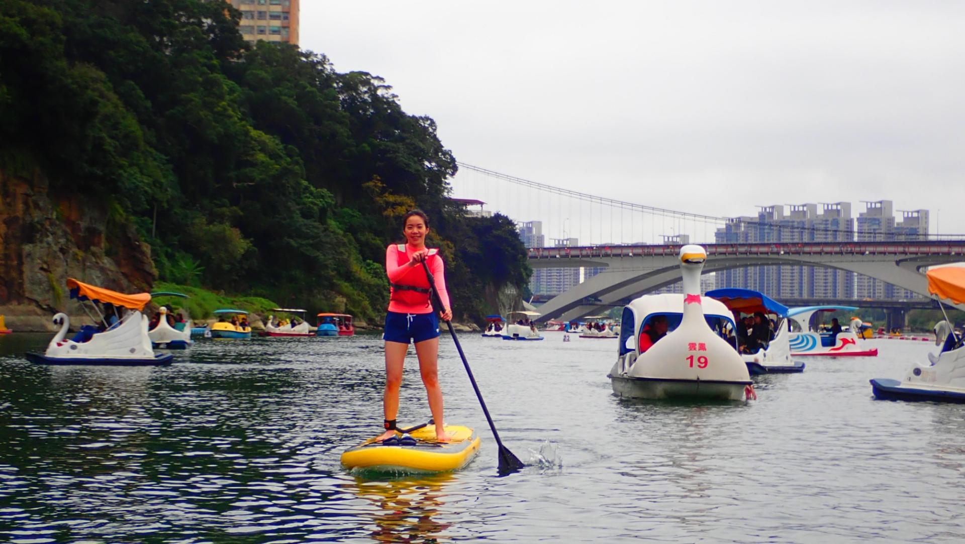 Taipei: Bitan Scenic Area SUP Stand-Up Paddleboarding Experience - Thumbnail 5