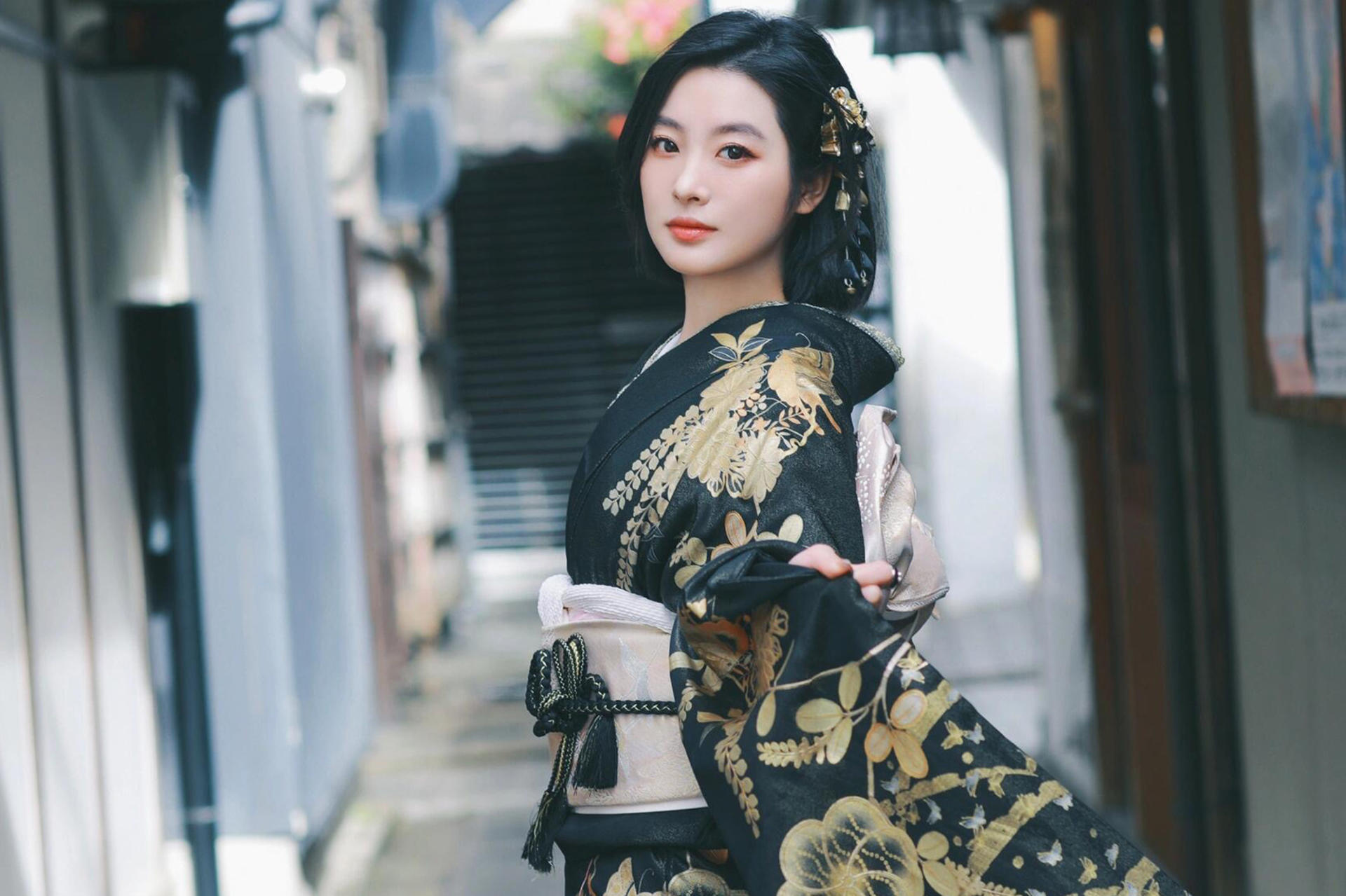 Asakusa Temple Kimono Rental & Photo Experience (Tokyo Kimono Rei Kaminarimon) - Image 1