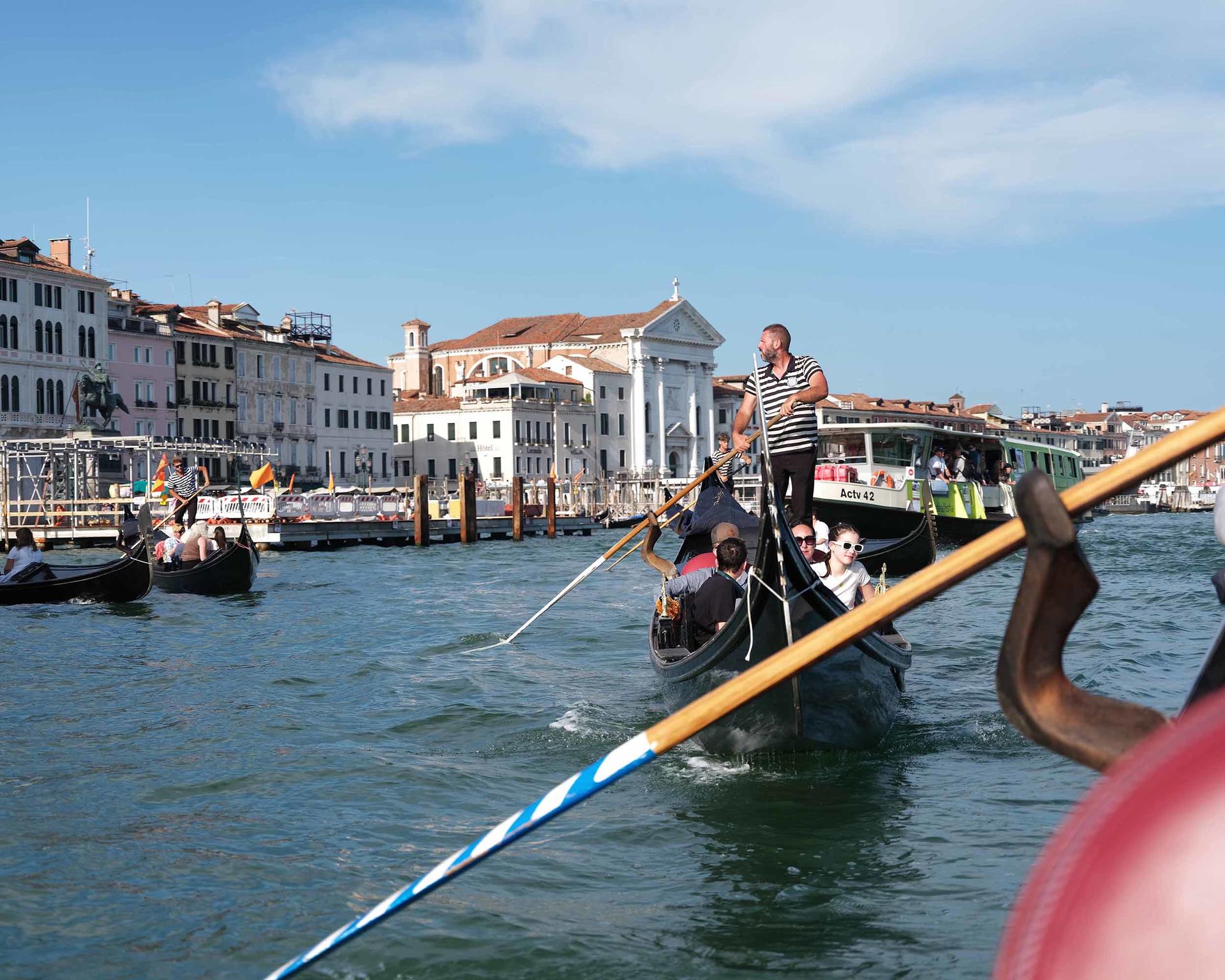 Grand Canal Romantic Gondola Ride in Venice - Thumbnail 5