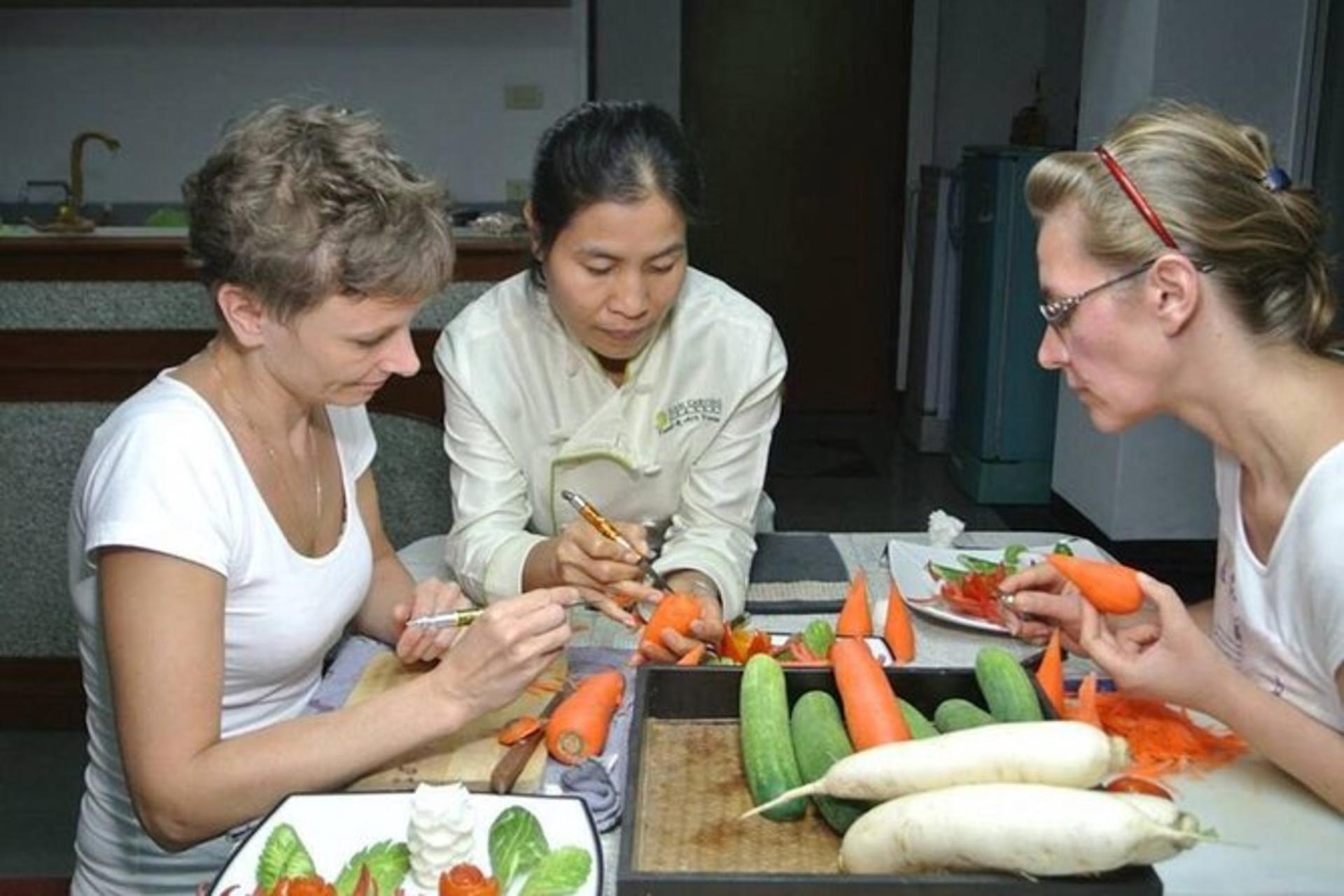 Traditional Thai Fruit and Vegetable Carving Class - Thumbnail 23