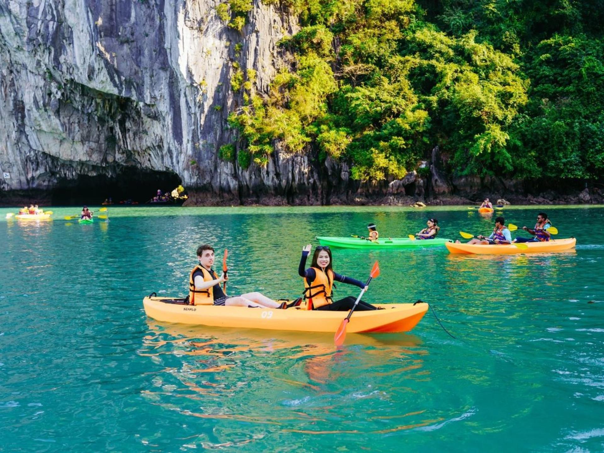 Sky Day Cruise: Ha Long Bay, Sung Sot with Japanese Speaking Guide - Thumbnail 12