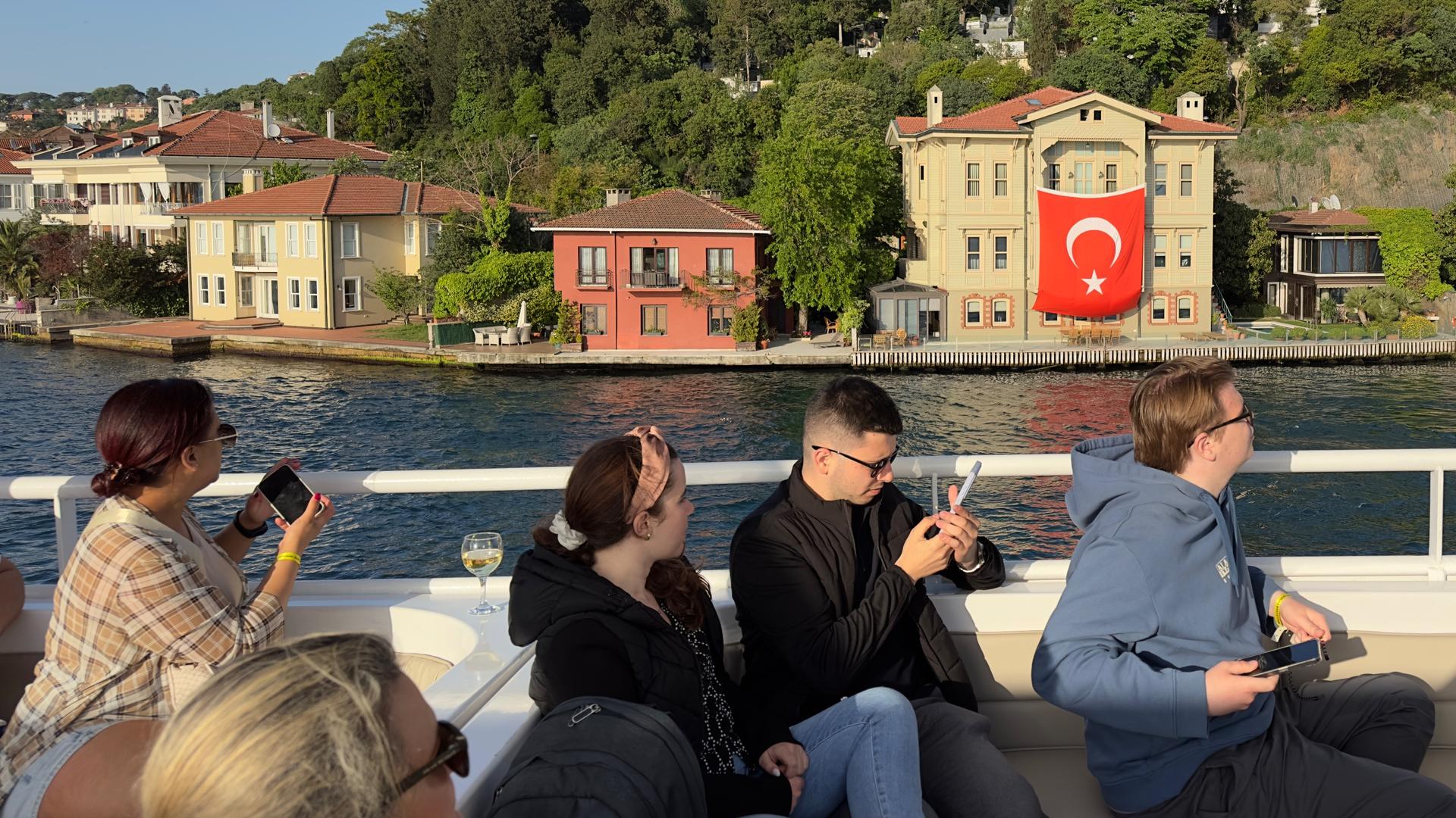 Mega Lufer Sightseeing Cruise with Audio Guide in Istanbul - Thumbnail 18