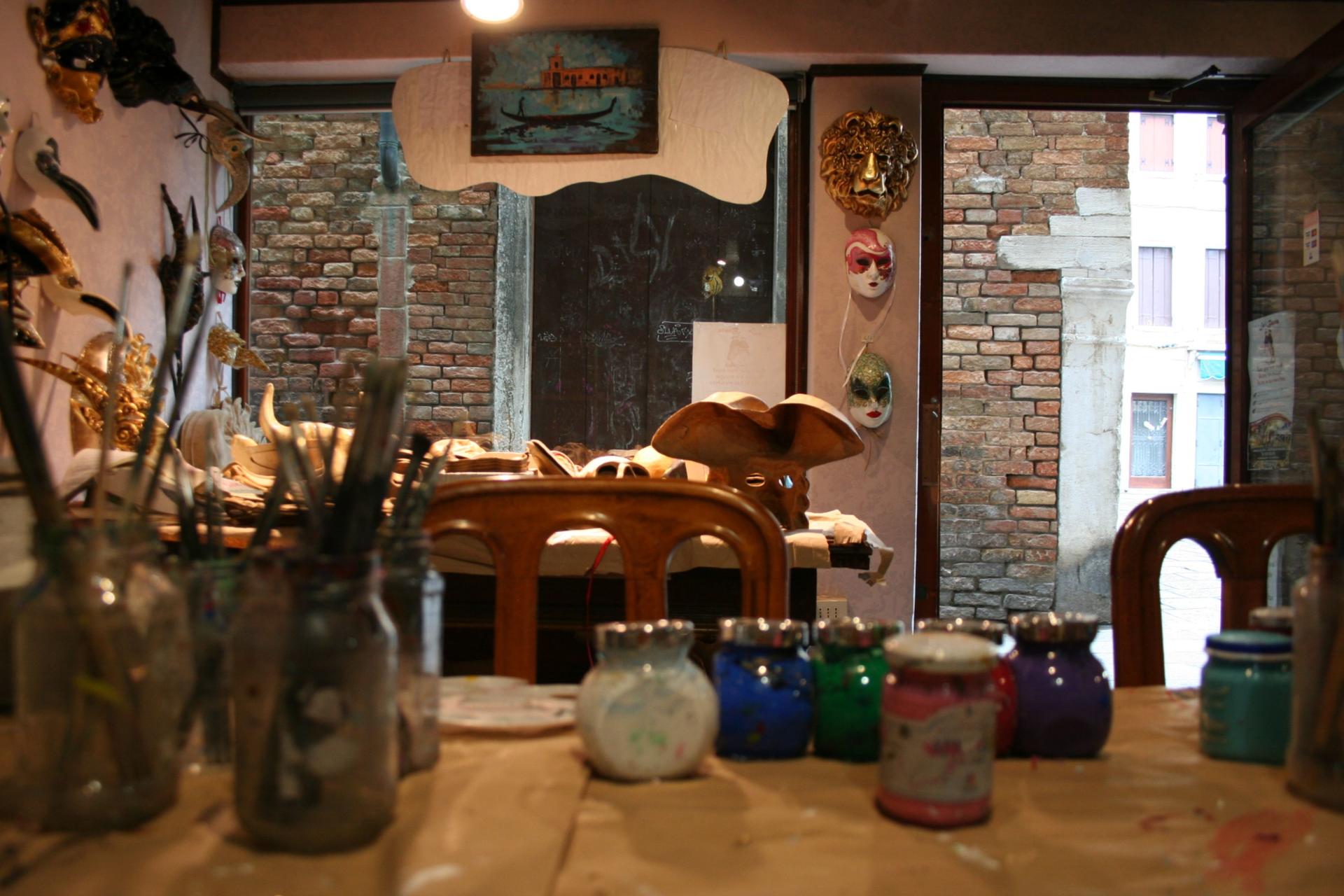 Venetian Mask-Painting Workshop in Venice - Thumbnail 2