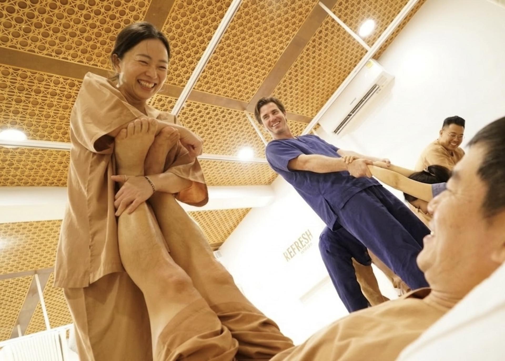 Best Couples Thai Massage Workshop at BTS Taksin in Bangkok - Thumbnail 4