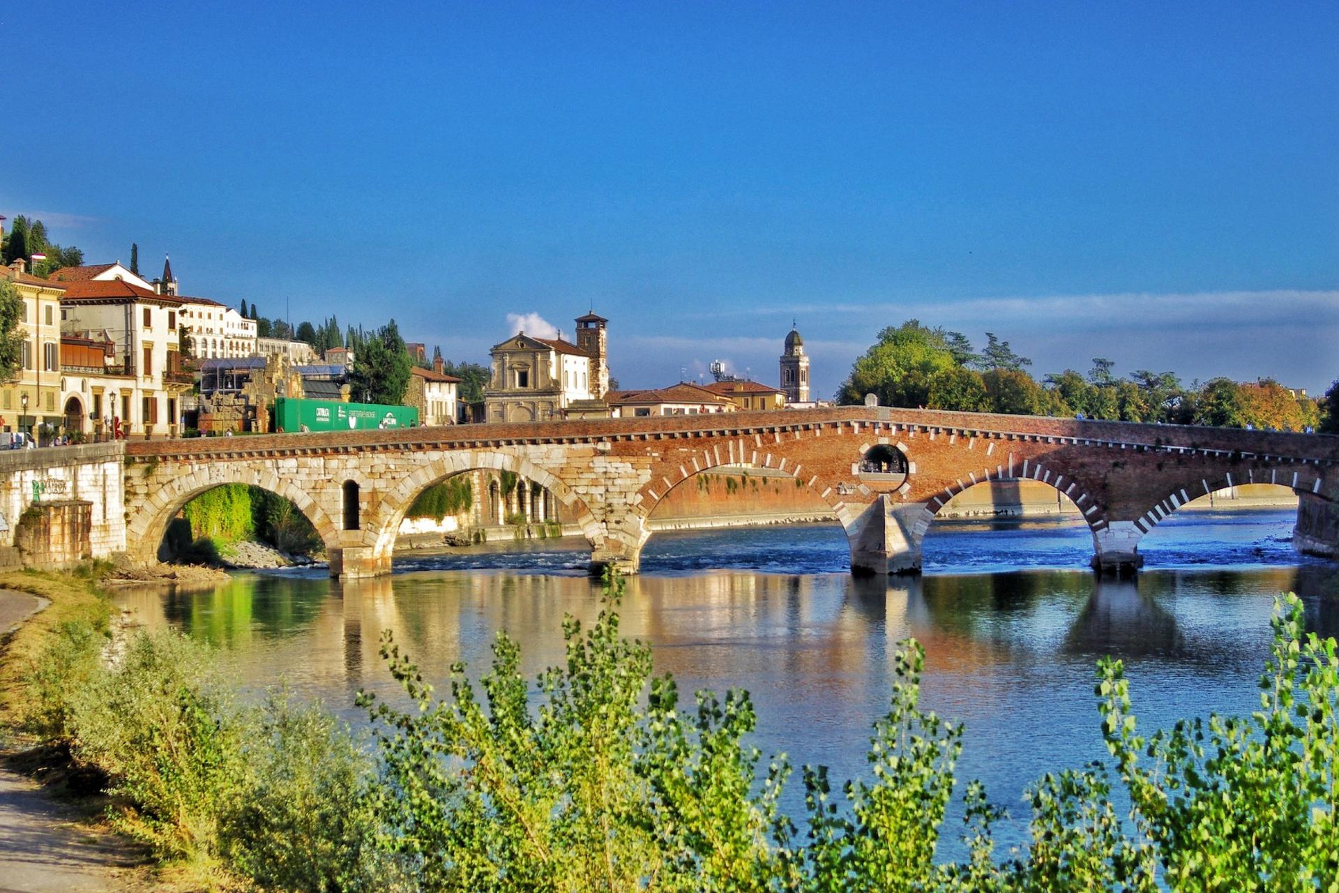 Verona Scavenger Hunt and City Highlights Day Trip - Thumbnail 8