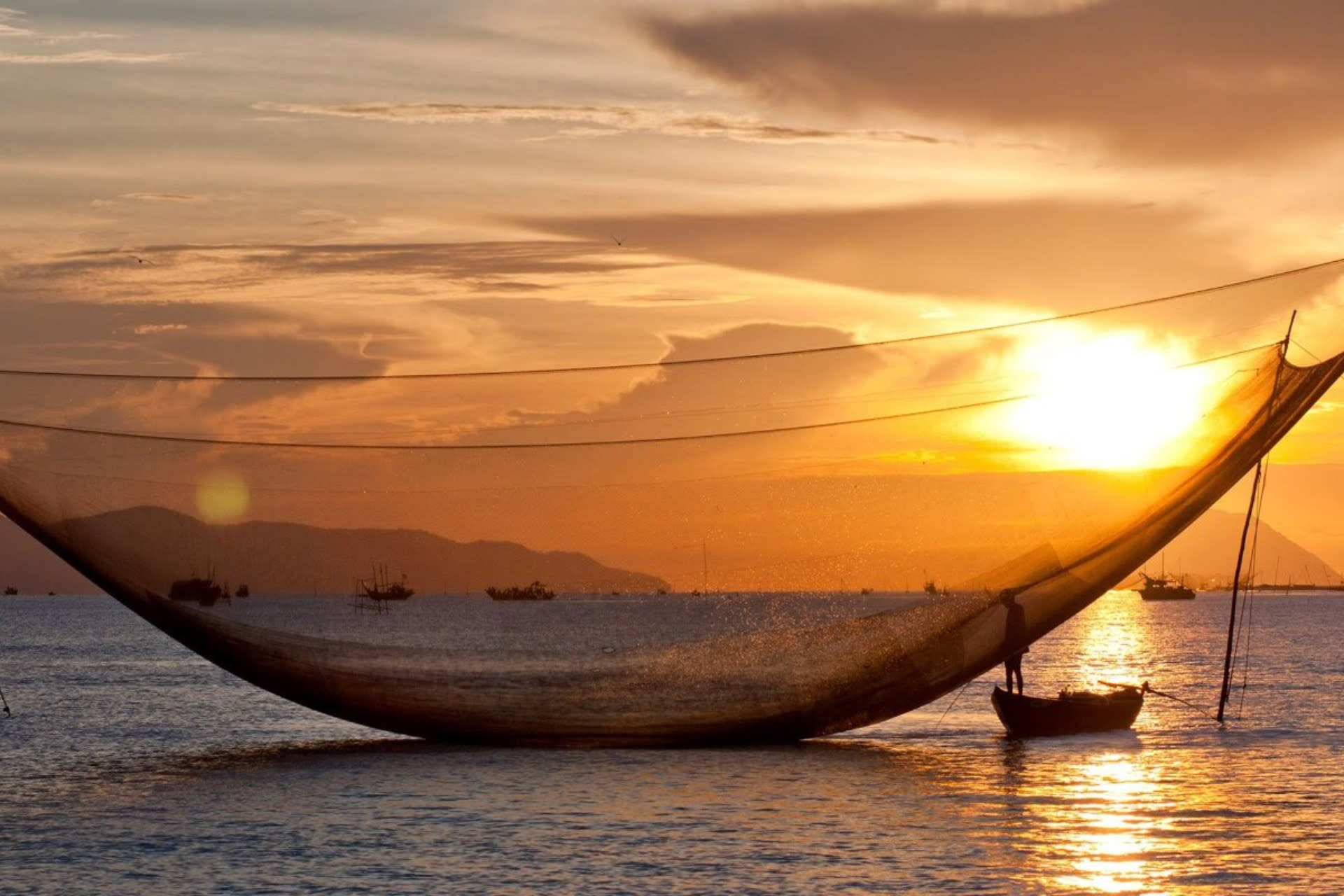 Hoi An: Sunset Boat Trip with Net Fishing Experience - Image 1