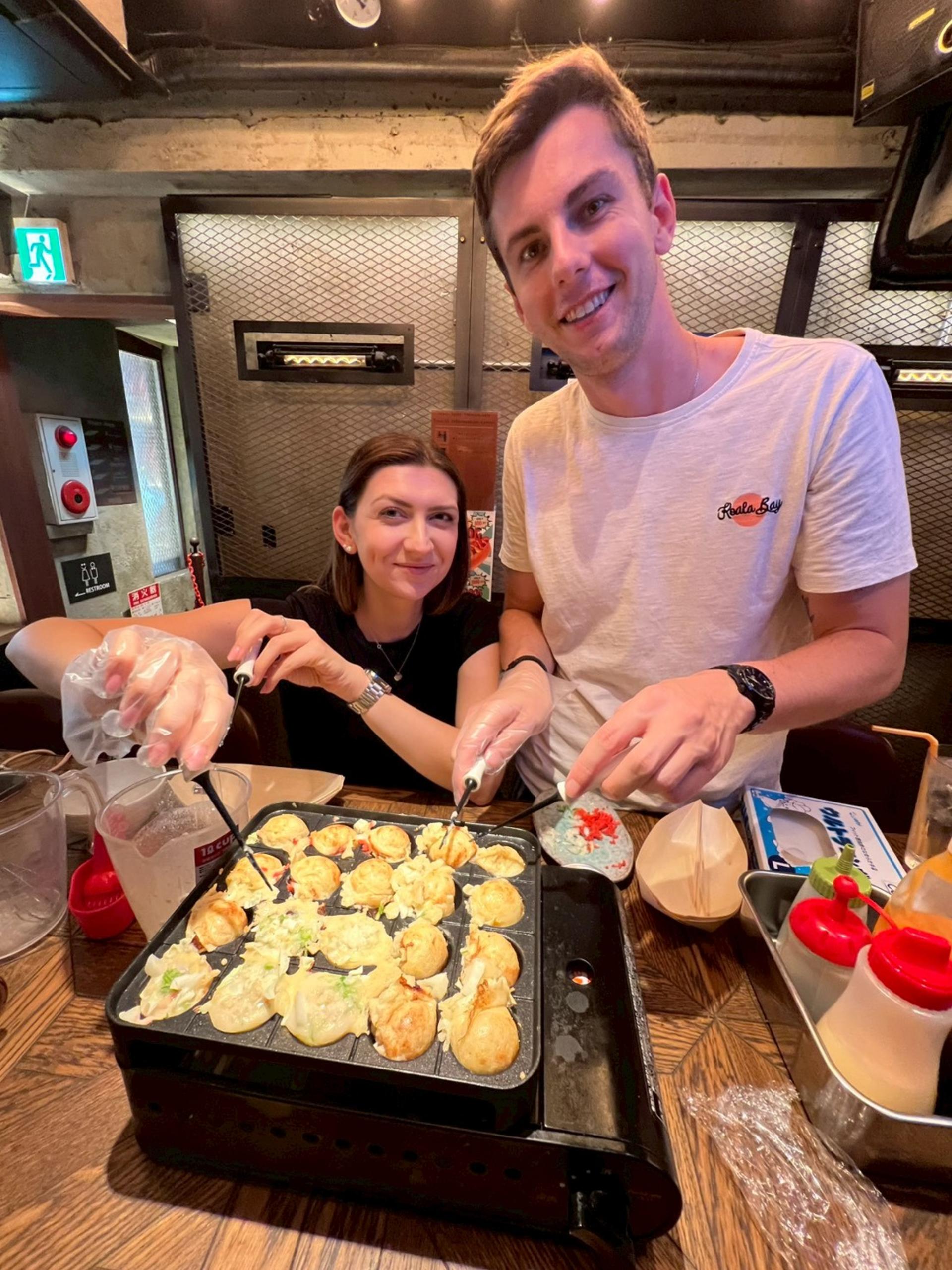 Shinjuku Takoyaki Making Experience: Make Osaka's specialty! - Thumbnail 15