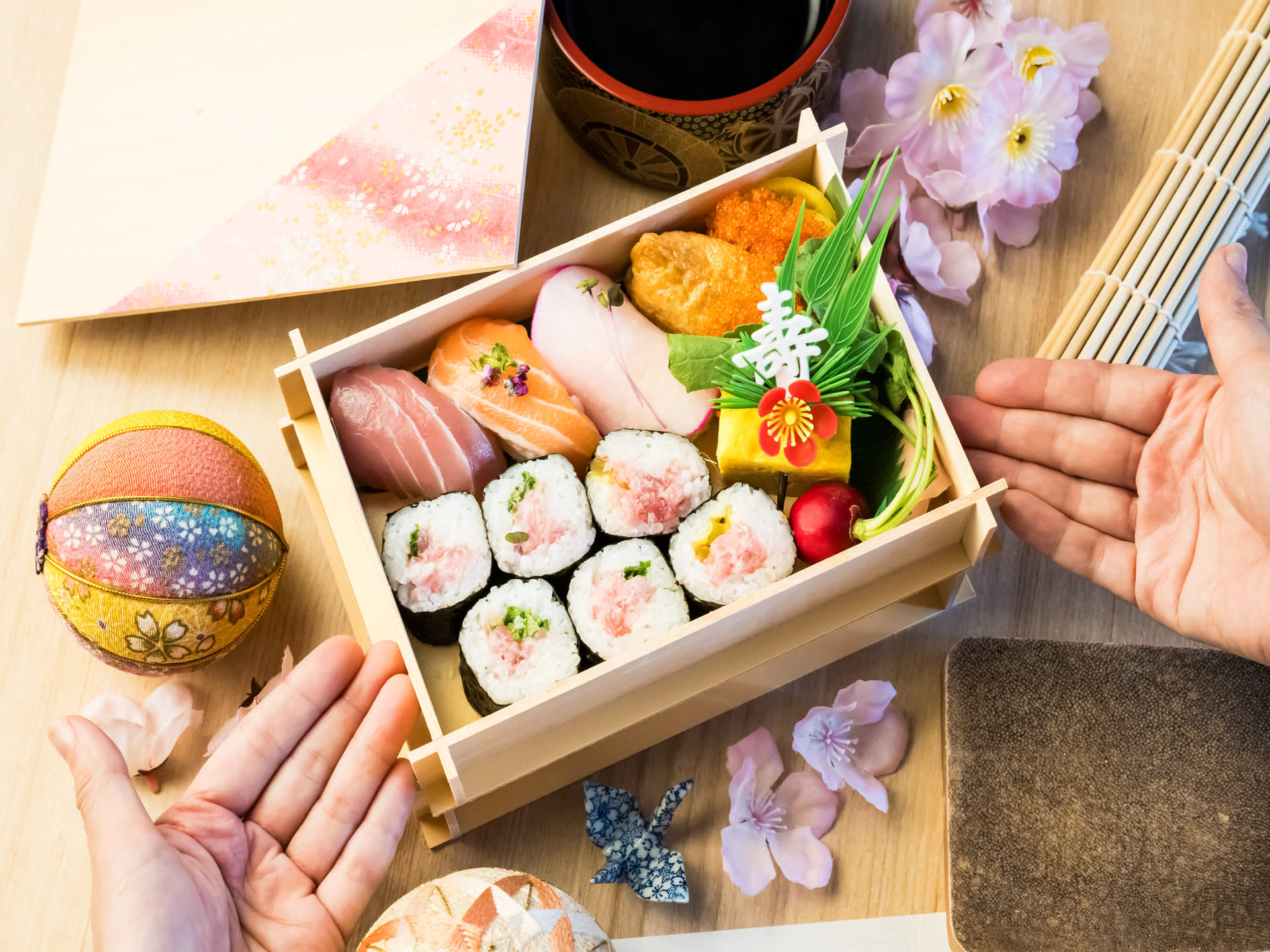 1-Hour Sushi Bento Making in Tsukiji Fish Market - Thumbnail 2