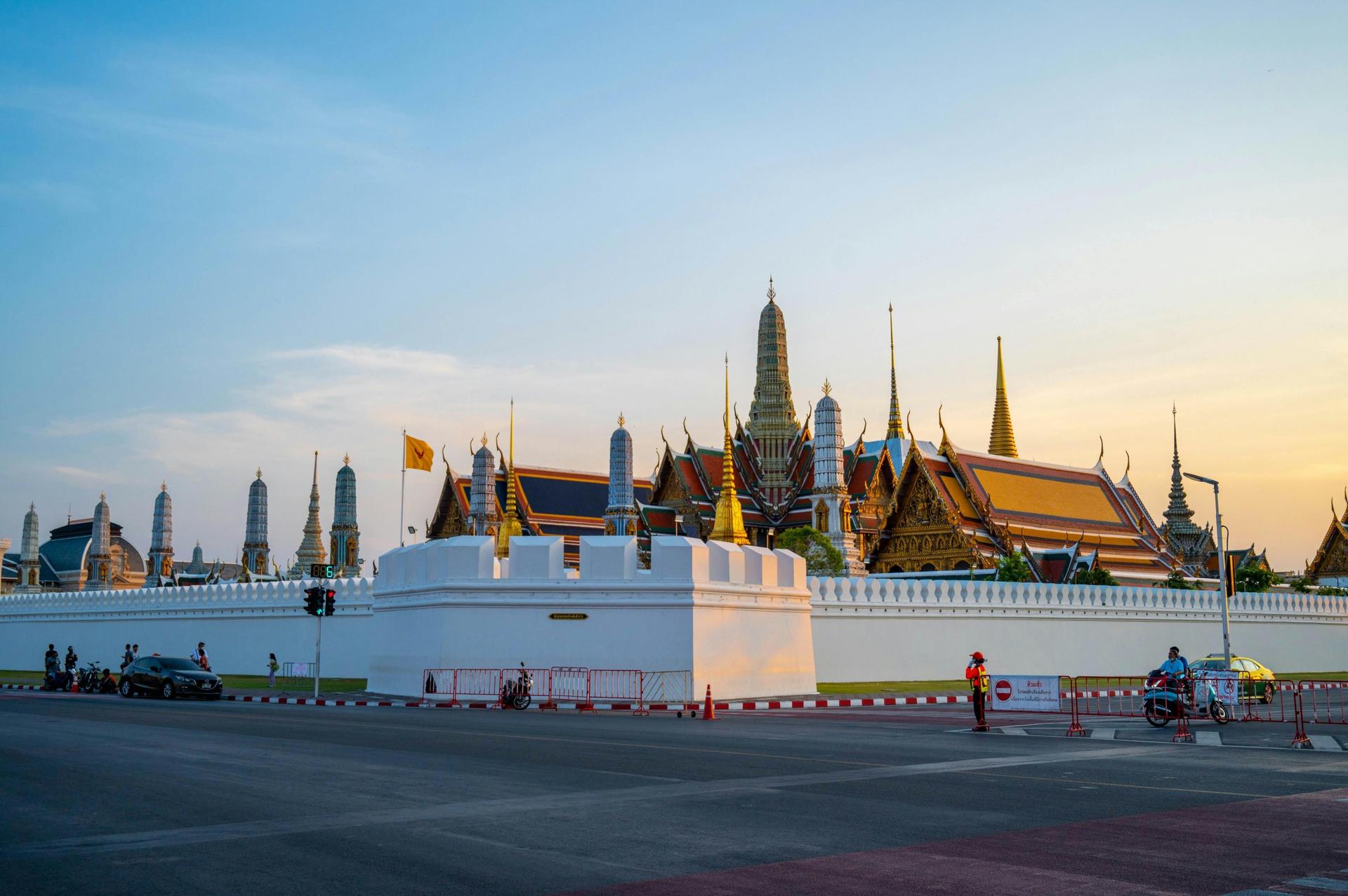 Bangkok Grand Palace Wat Arun Half-Day Guided Tour with Boat - Thumbnail 3