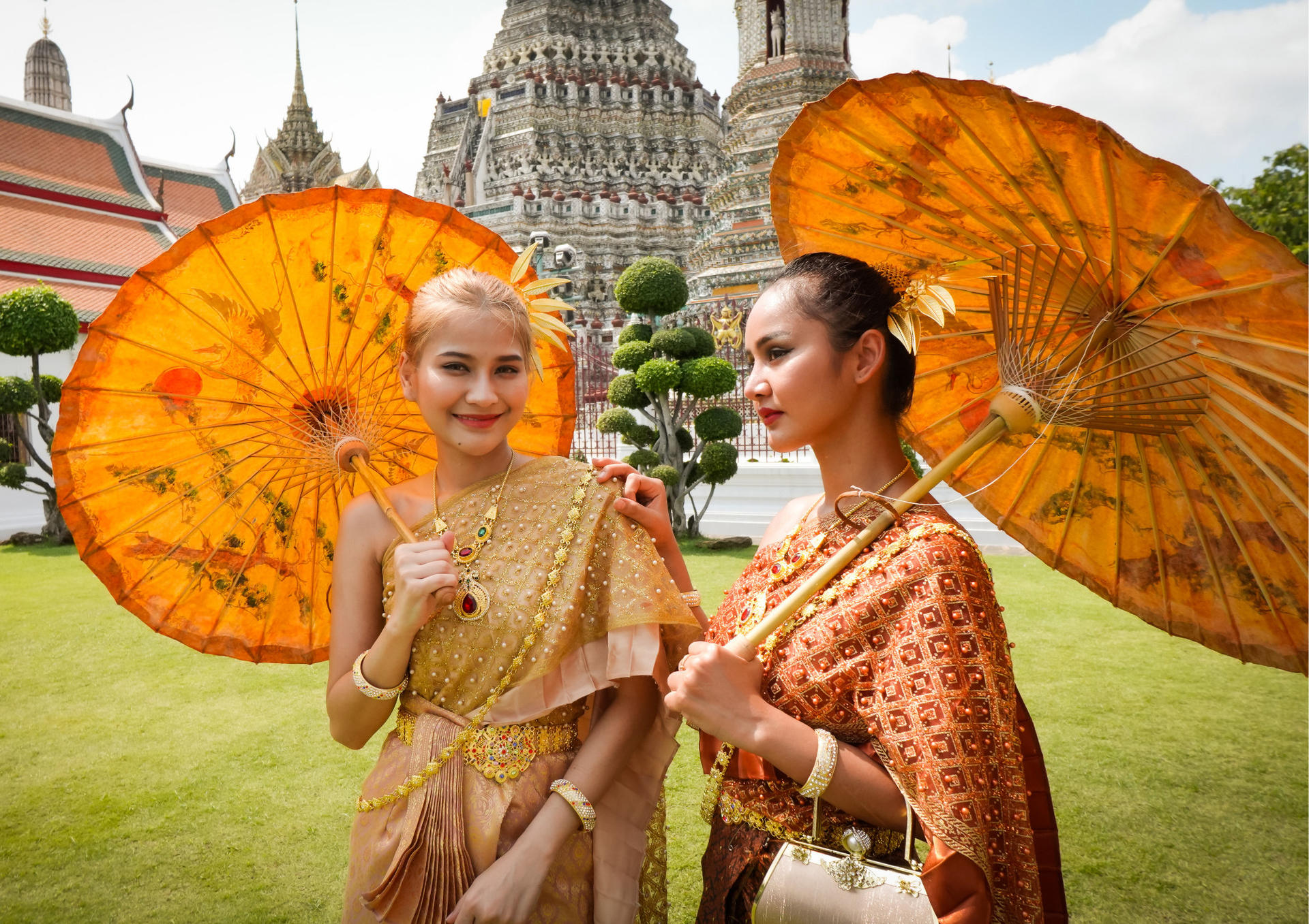 (Free eSIM)Thai Costume Photo Tour- Wat Arun in Bangkok(MyProGuide) - Image 1