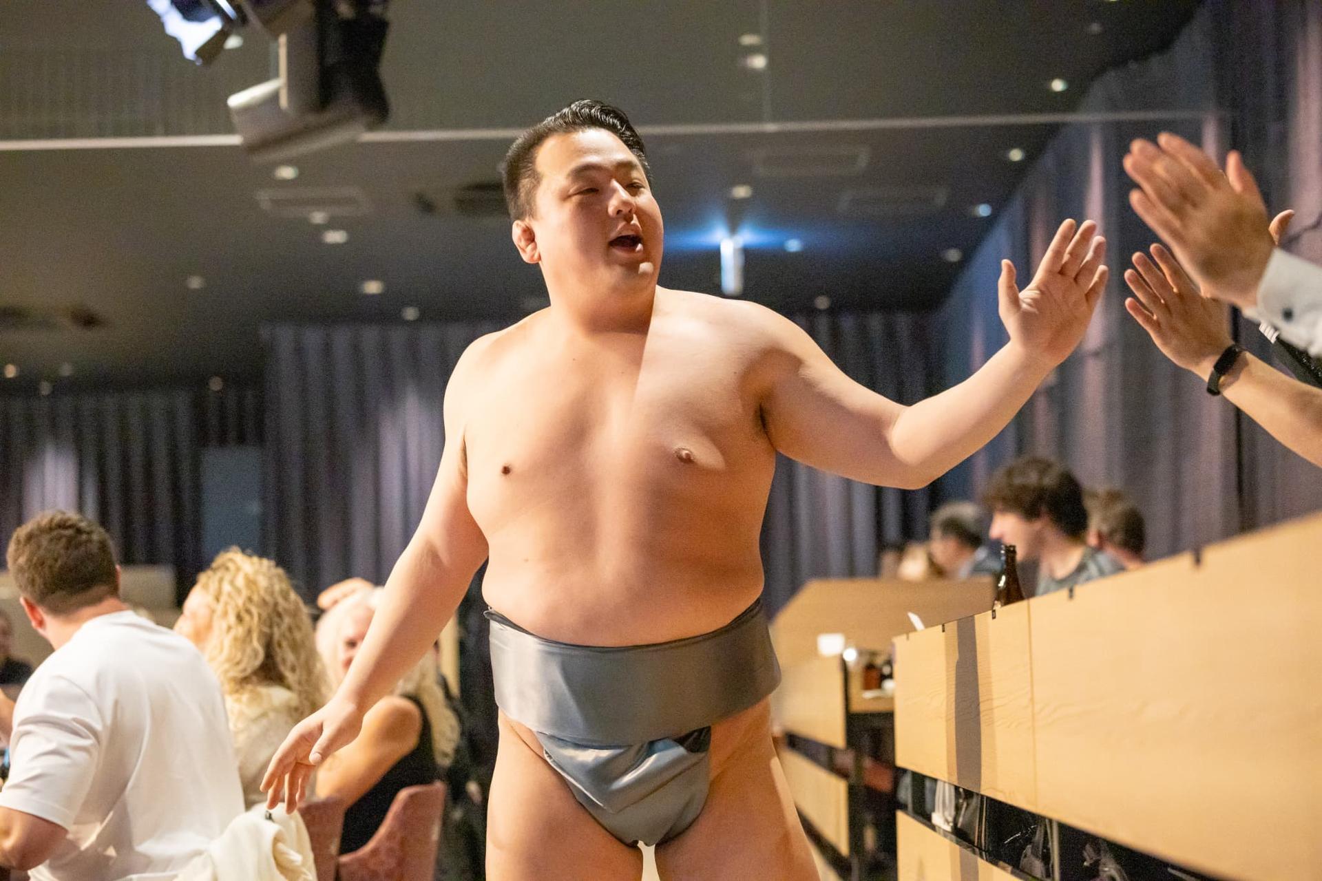 Sumo Show with Traditional Meal Course at HIRAKUZA GINZA TOKYO - Thumbnail 17