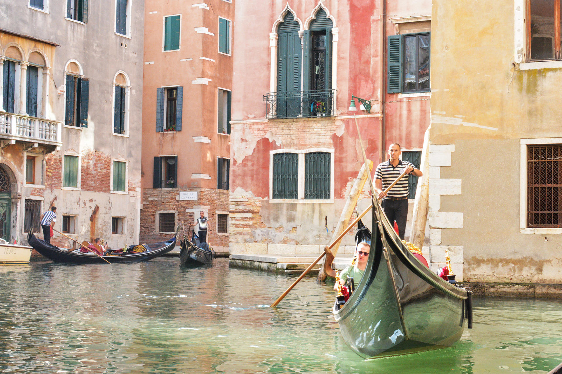 Grand Canal Romantic Gondola Ride in Venice - Thumbnail 8