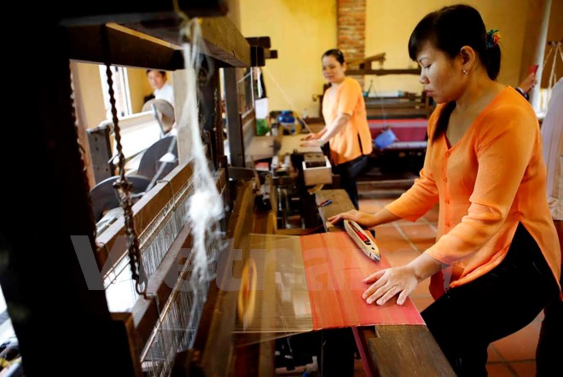 Silk Weaving Discovery In Hoi An Silk Village - Thumbnail 3