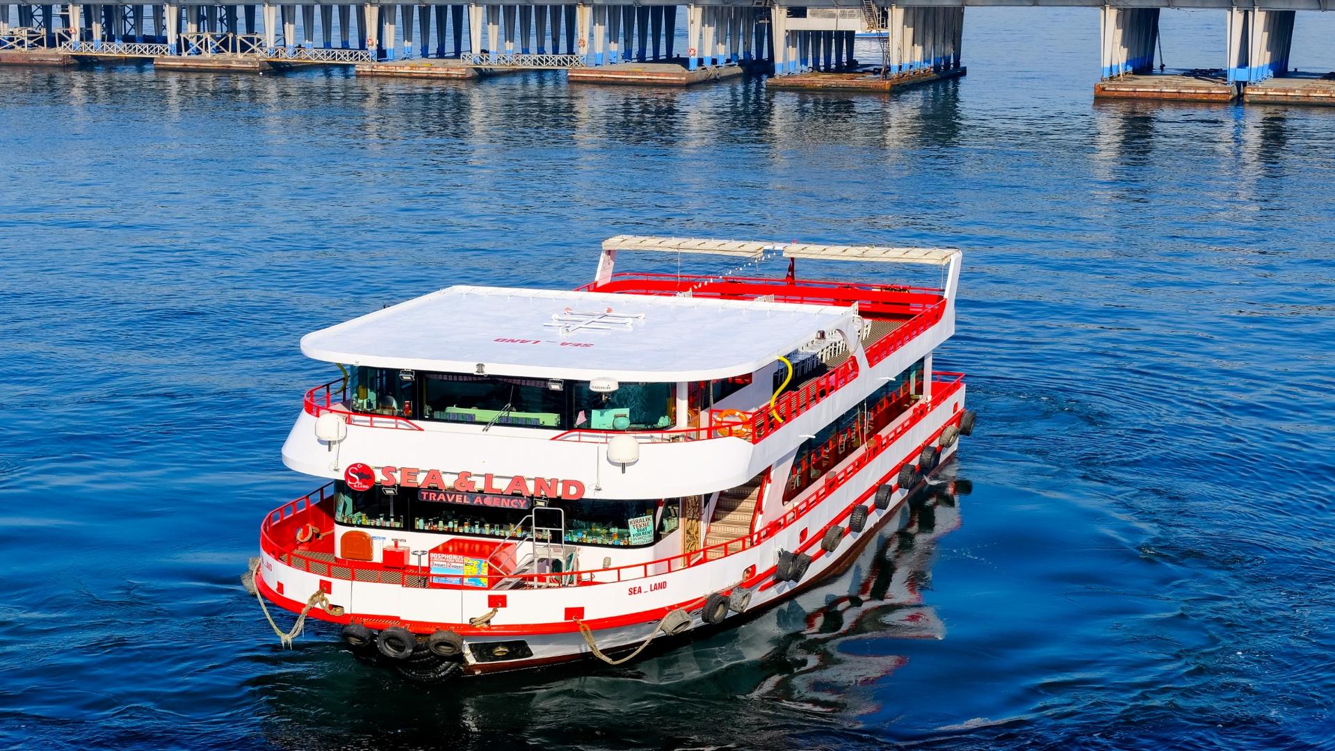 Istanbul: Bosphorus Sightseeing Cruise Tour with Audio Guide - Thumbnail 4