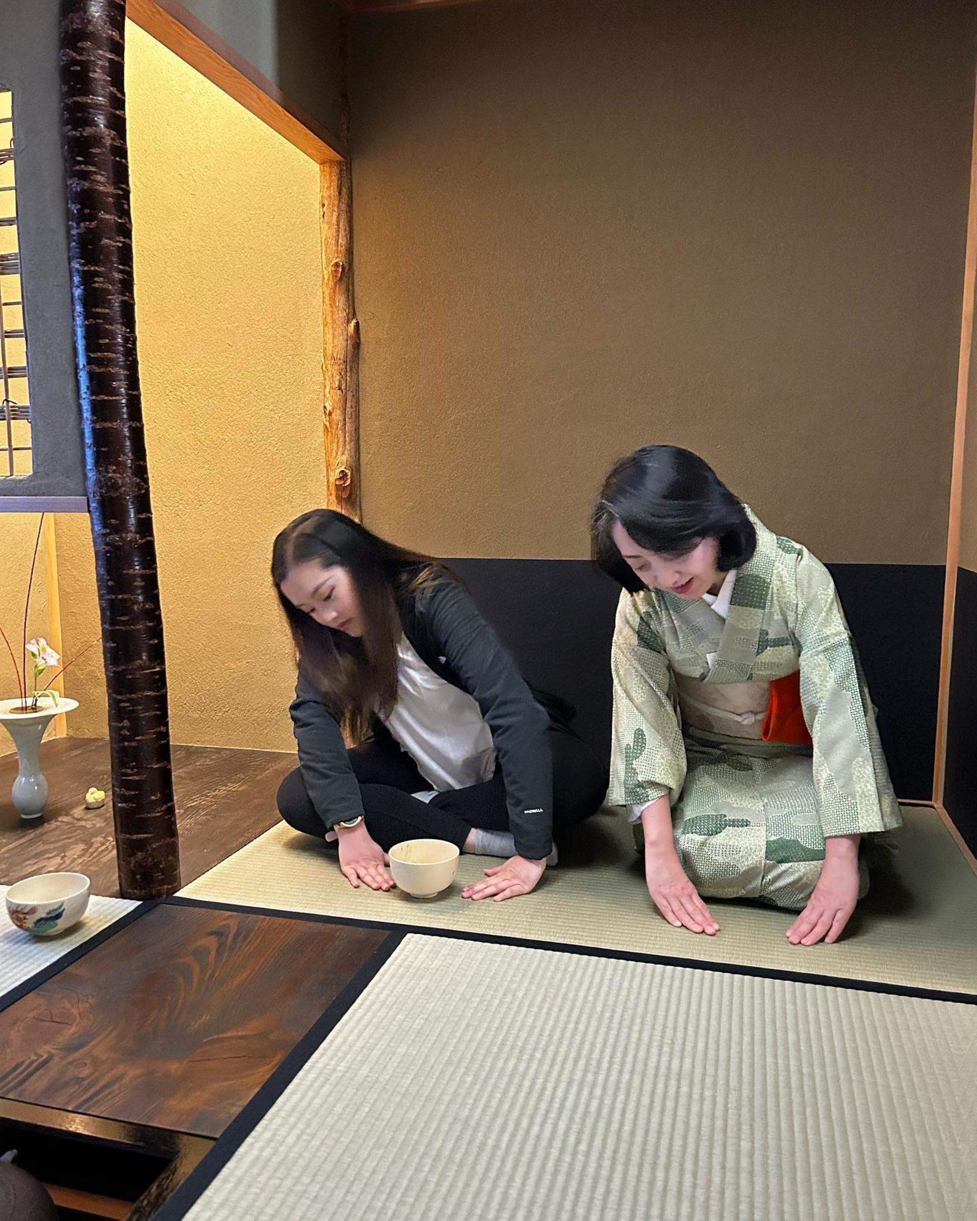Tea ceremony in authentic tea room - Image 1