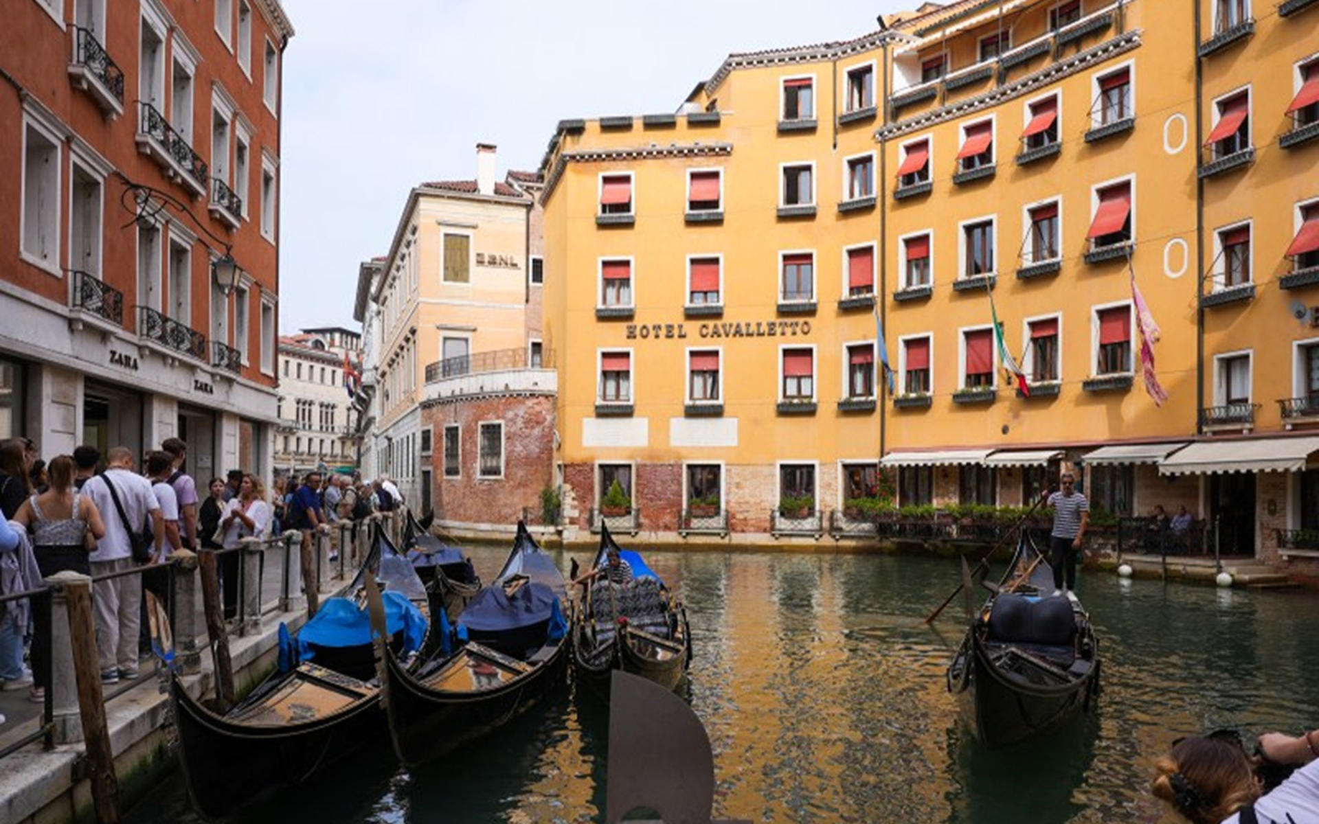 Venice Grand Canal Join-In Gondola Ride Experience - Thumbnail 4