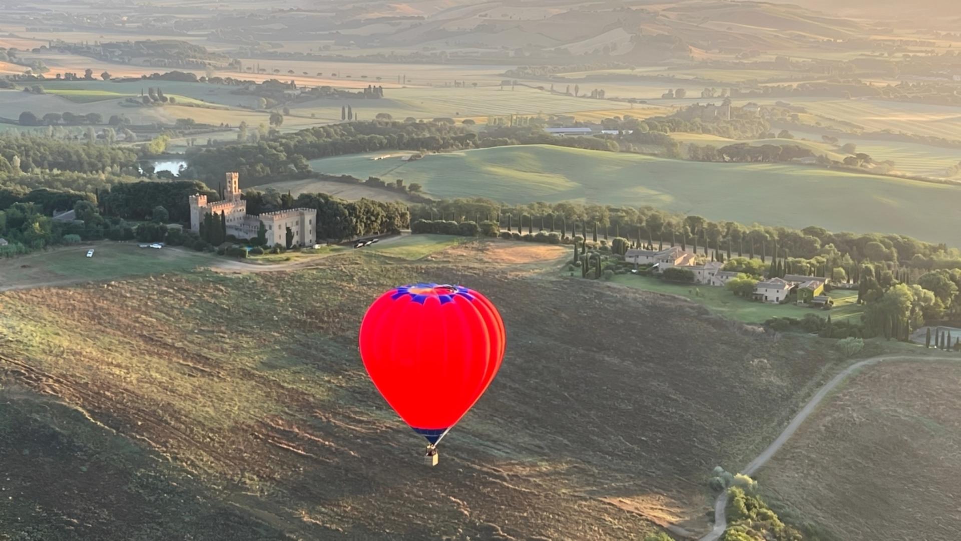 Private hot air balloon flight experience in Val d Orcia - Thumbnail 2