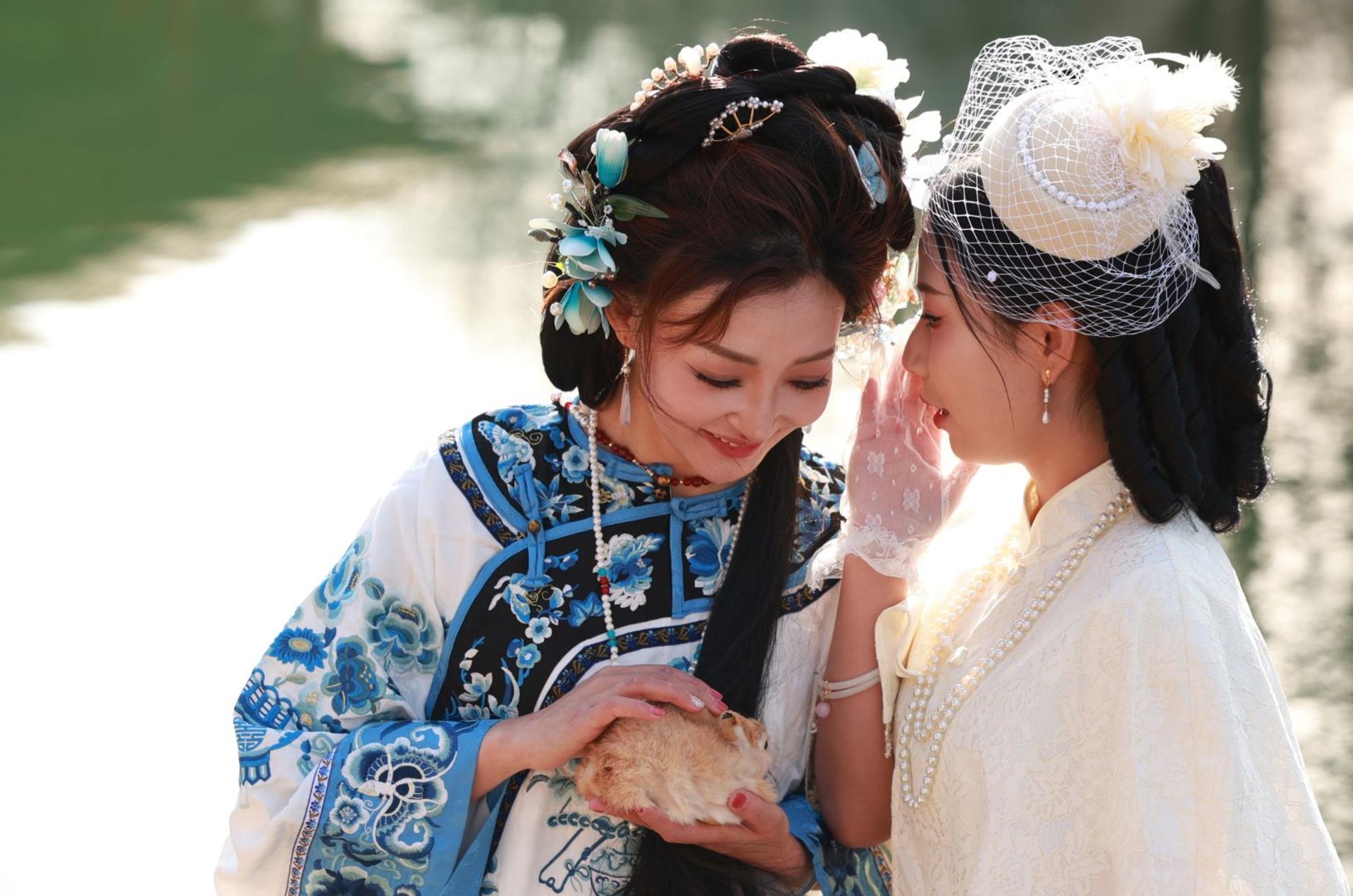 Beijing Hanfu/Song Dynasty Style/Warring States Robe/Qing Dynasty Han Chinese Women's Clothing Rental and Photography Experience (Chinese and English-speaking staff available in-store for barrier-free communication) - Thumbnail 9
