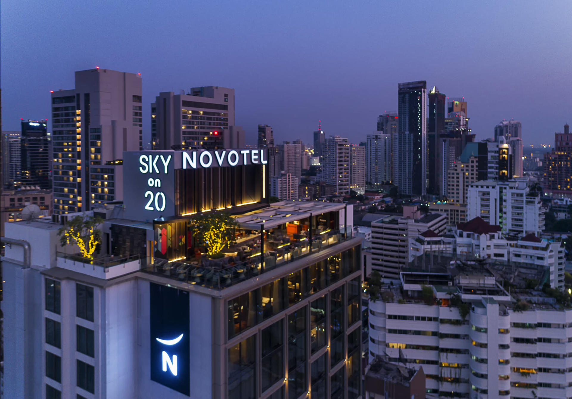 Sky on 20 Rooftop Bar at Novotel Bangkok Sukhumvit 20 - Thumbnail 3