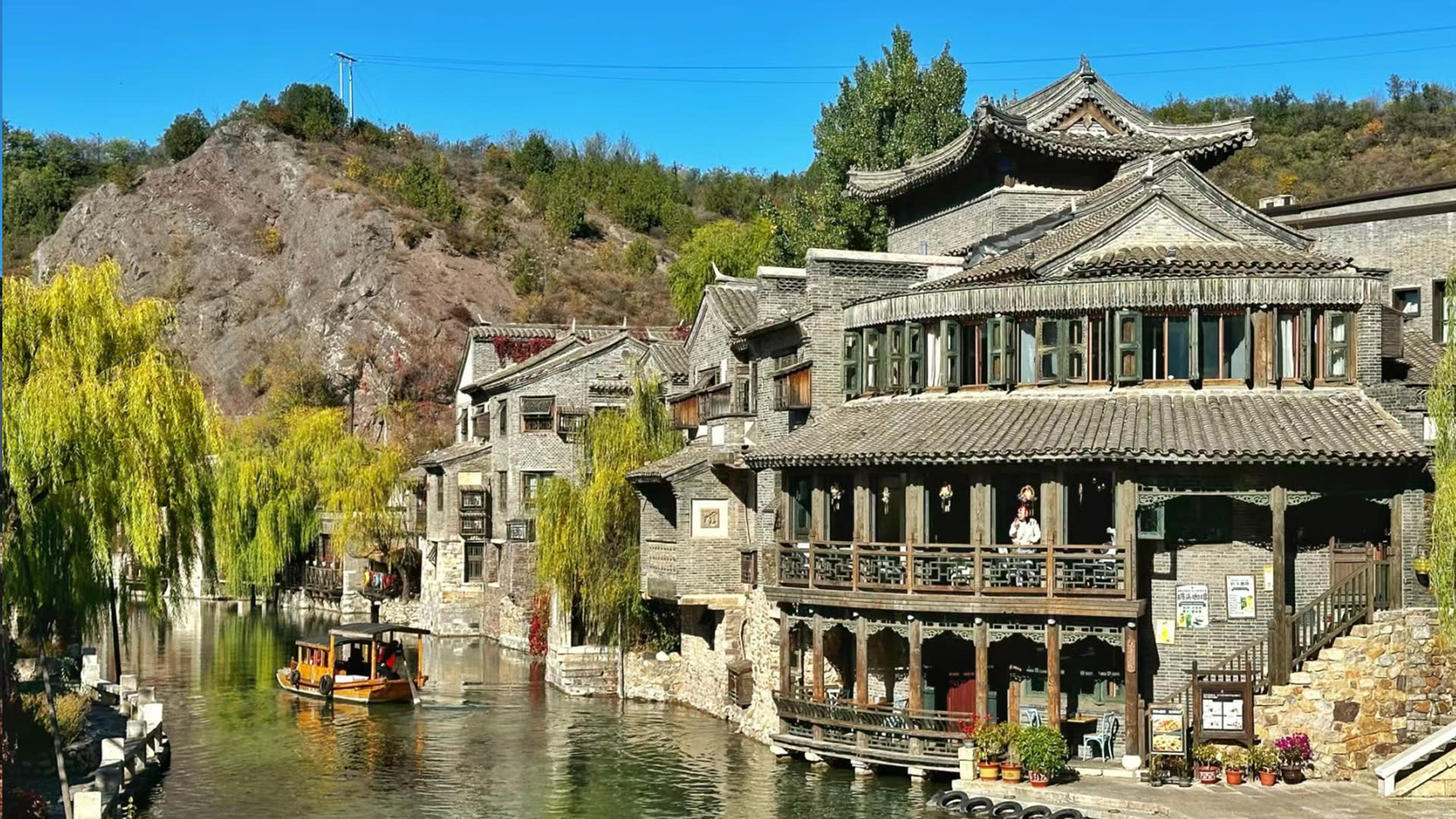 Gubei Water Town & Simatai Great Wall 1-Day Tour - Thumbnail 3