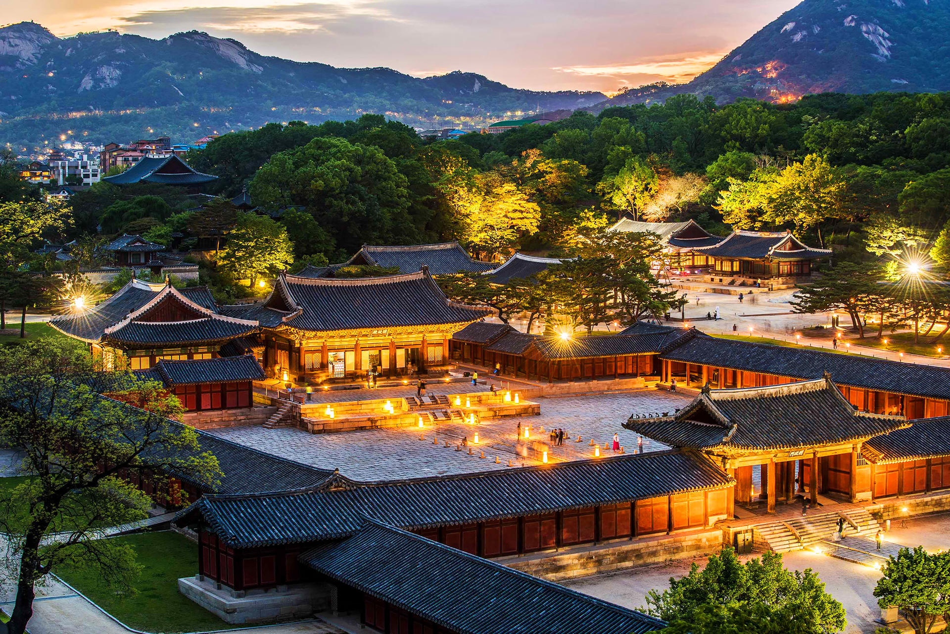 Seoul Night Tour : Changgyeonggung, Gwangjang Market , Naksan Park   - Thumbnail 2