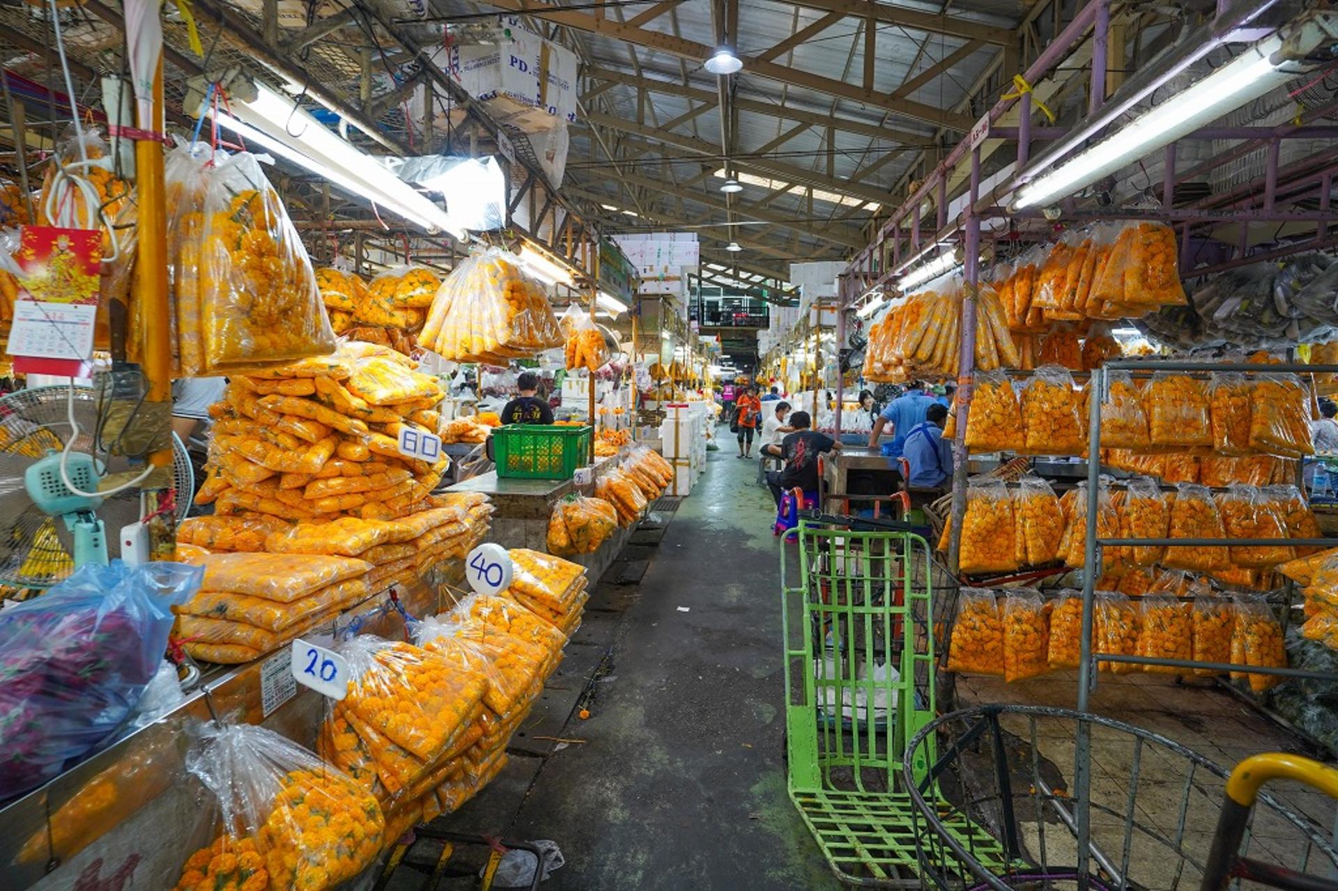 Wat Pho, Wat Arun & Flower Market Guided Walking Tour in Bangkok - Thumbnail 17