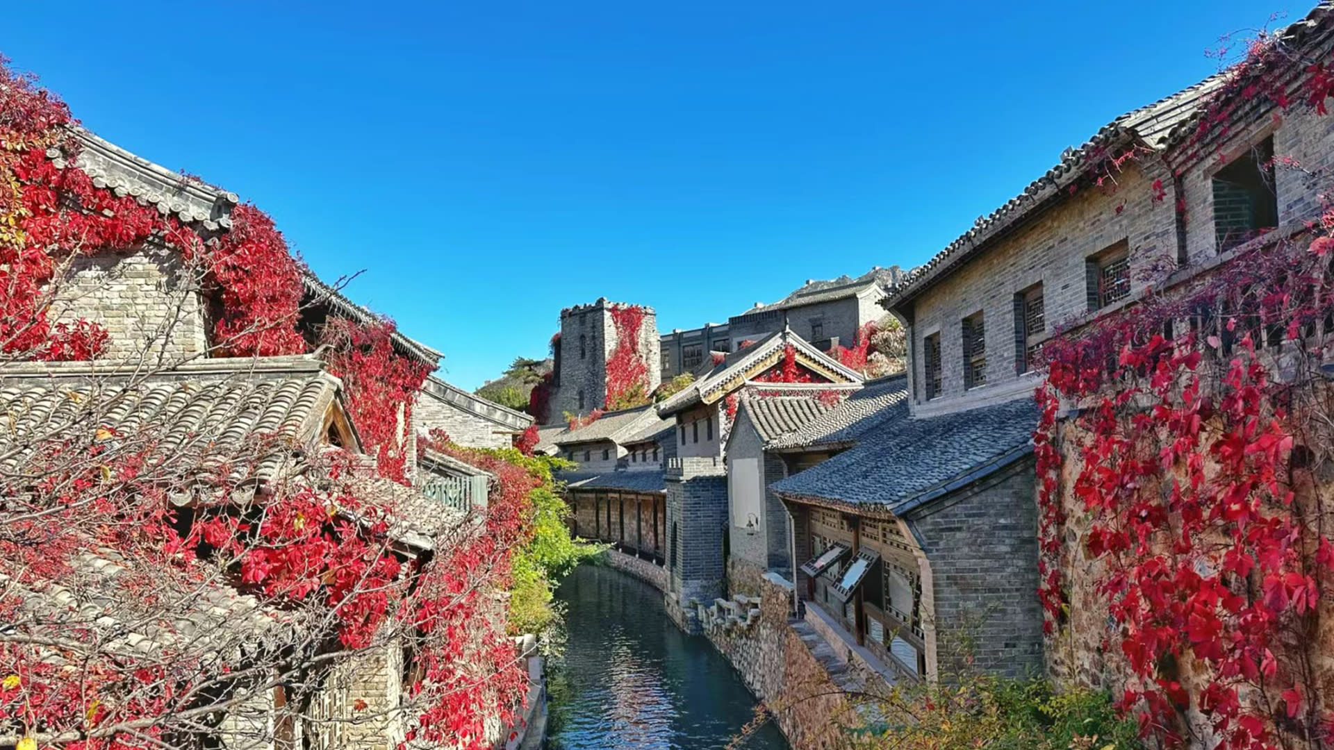 Gubei Water Town & Simatai Great Wall 1-Day Tour - Thumbnail 2
