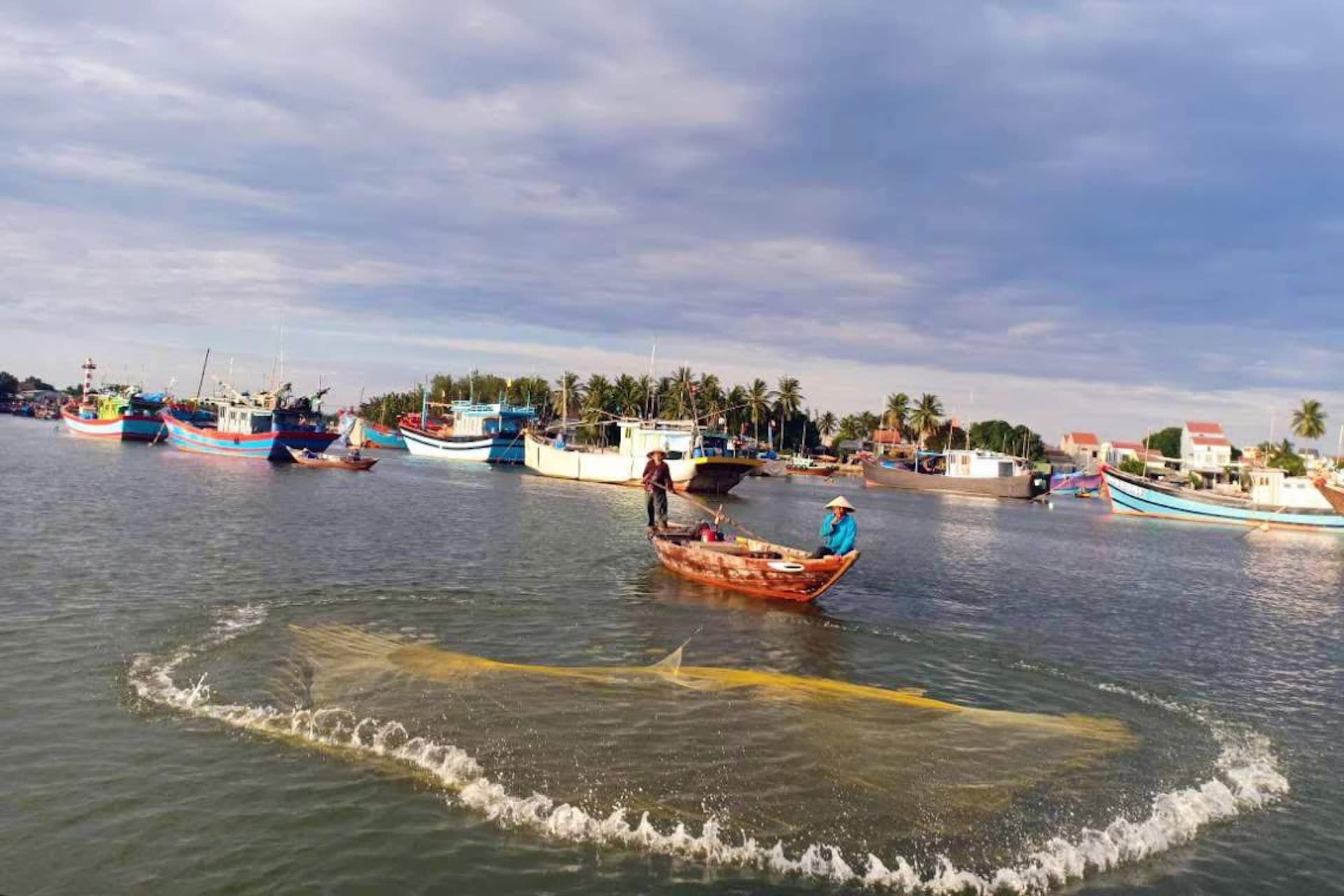 Hoi An: Sunset Boat Trip with Net Fishing Experience - Thumbnail 8