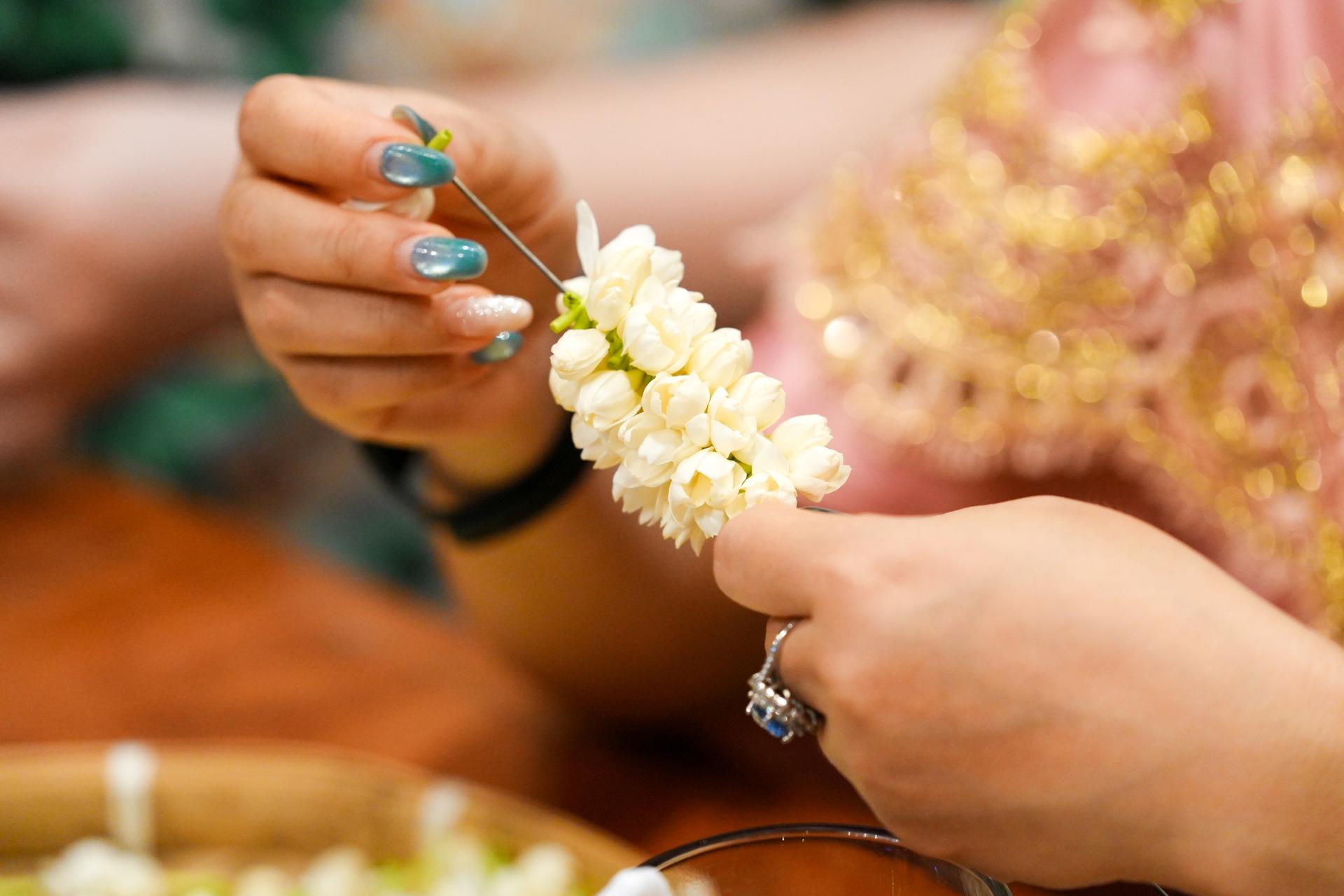 White Lotus Thai Garland Workshop at Pak Khlong Talat Market Tour in Bangkok - Thumbnail 15
