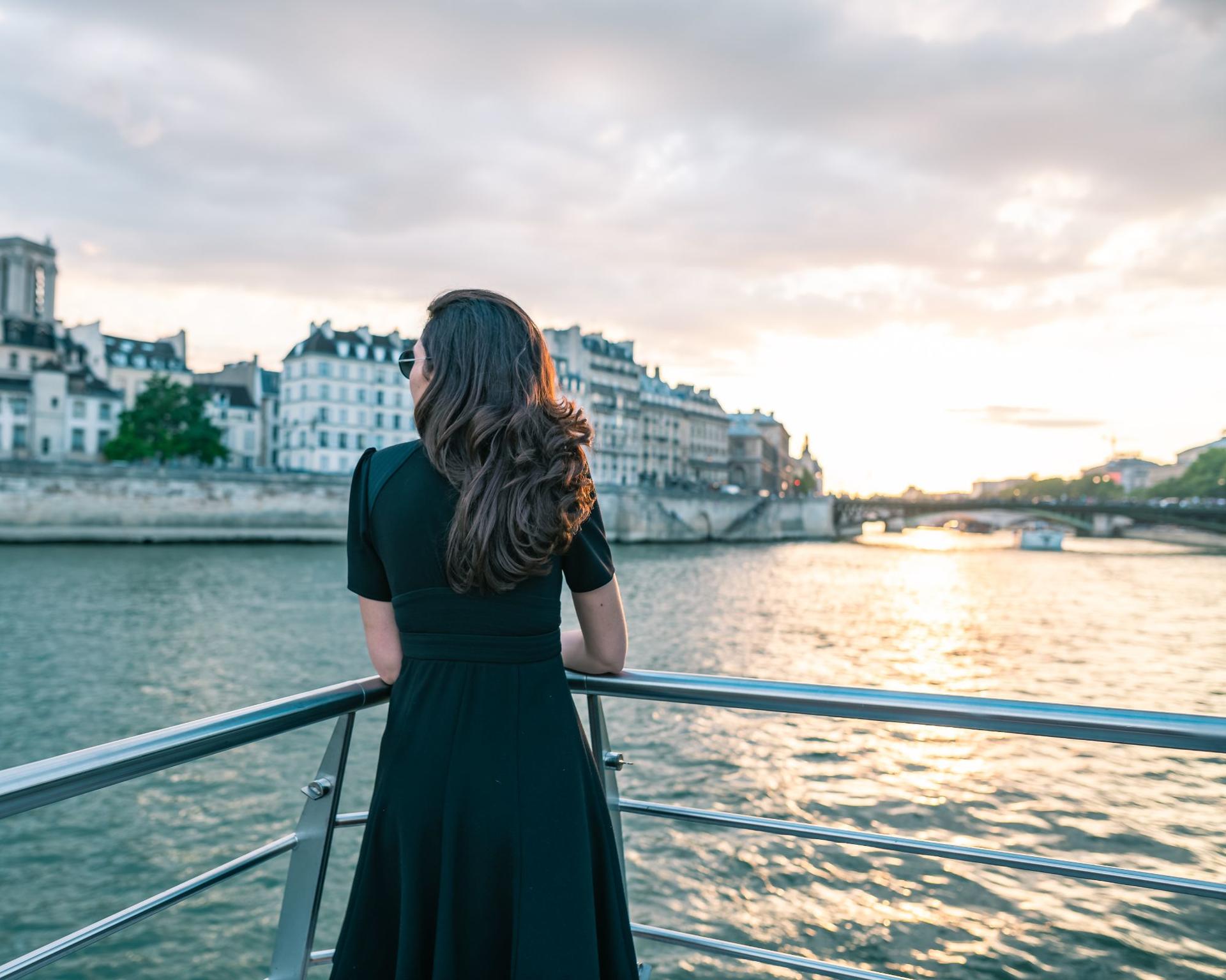 Sparkling Champagne Cruise on Bateaux Mouches in Paris - Thumbnail 9