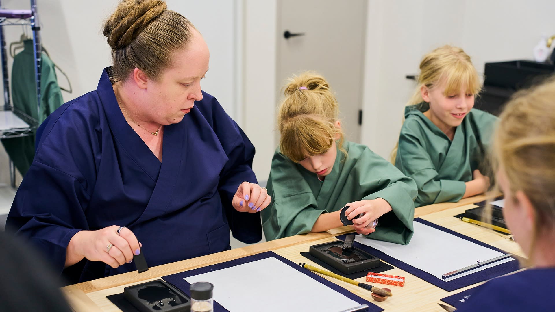 Tokyo: Shinjuku Calligraphy Workshop & T-Shirt Creation - Thumbnail 9