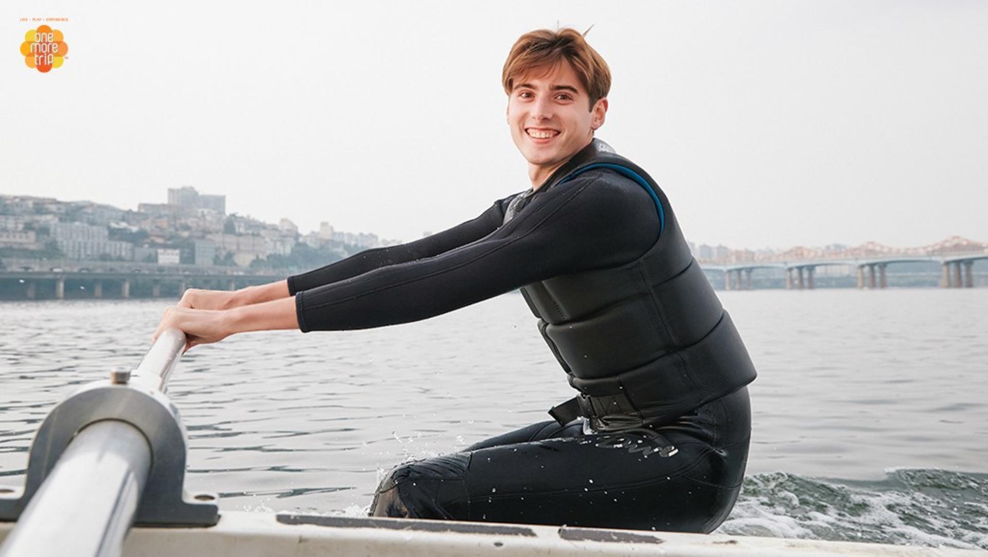 Waterskiing on the Han River in Seoul - Thumbnail 7