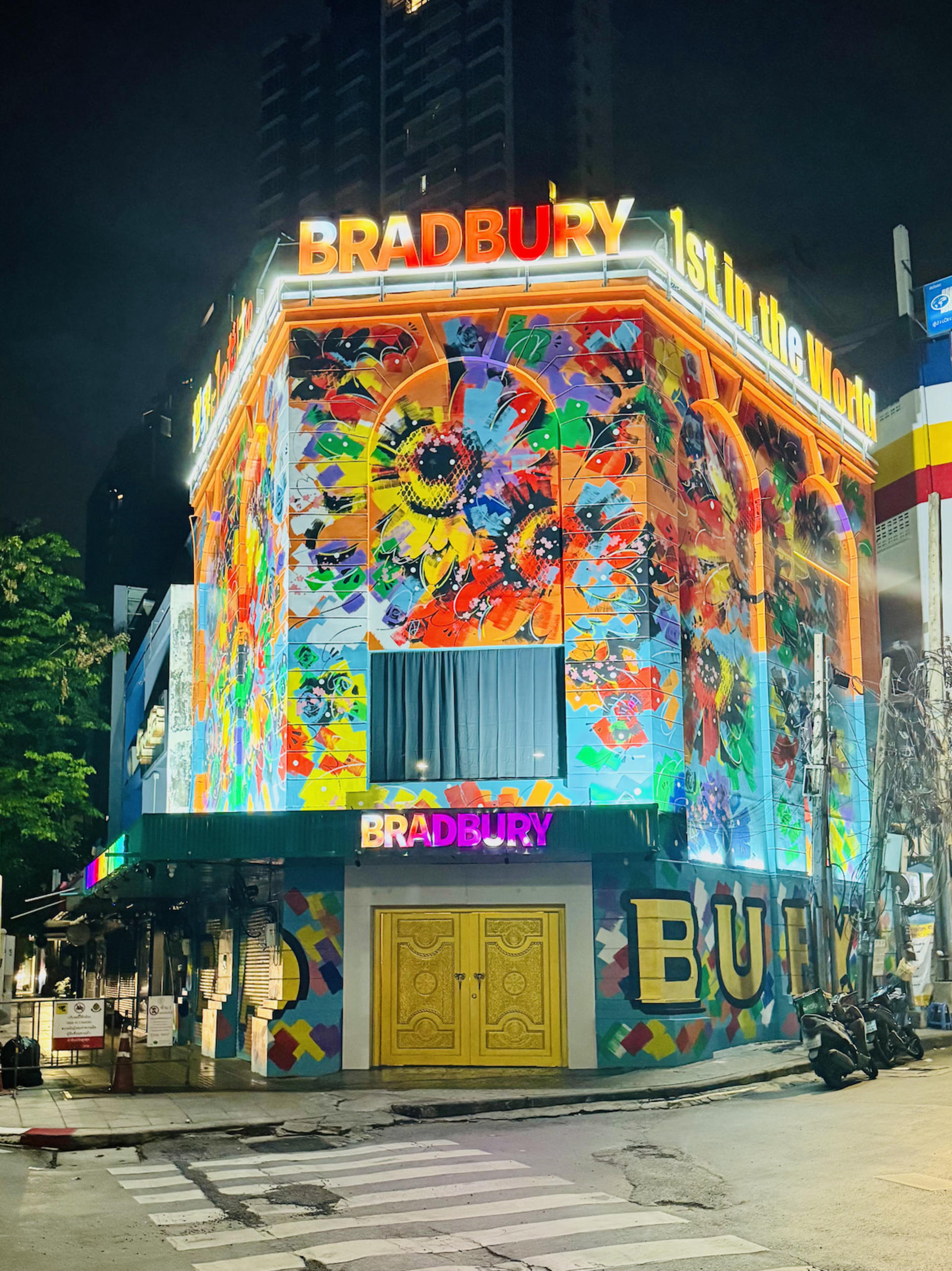 BRADBURY - The World's Loudest Massage at Sukhumvit 61 in Bangkok - Thumbnail 2