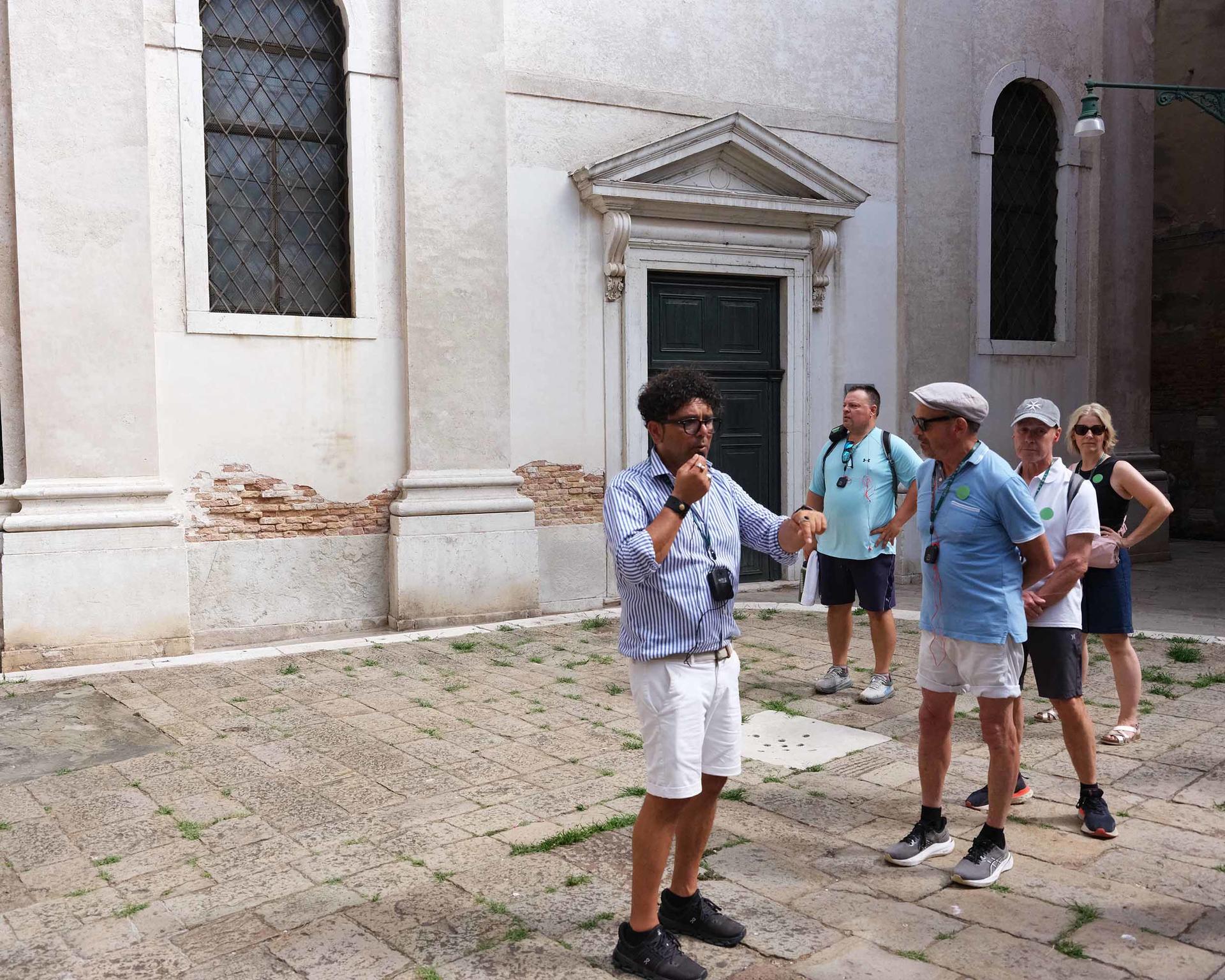 Grand Canal Gondola Ride and Walking Tour in Venice - Thumbnail 8
