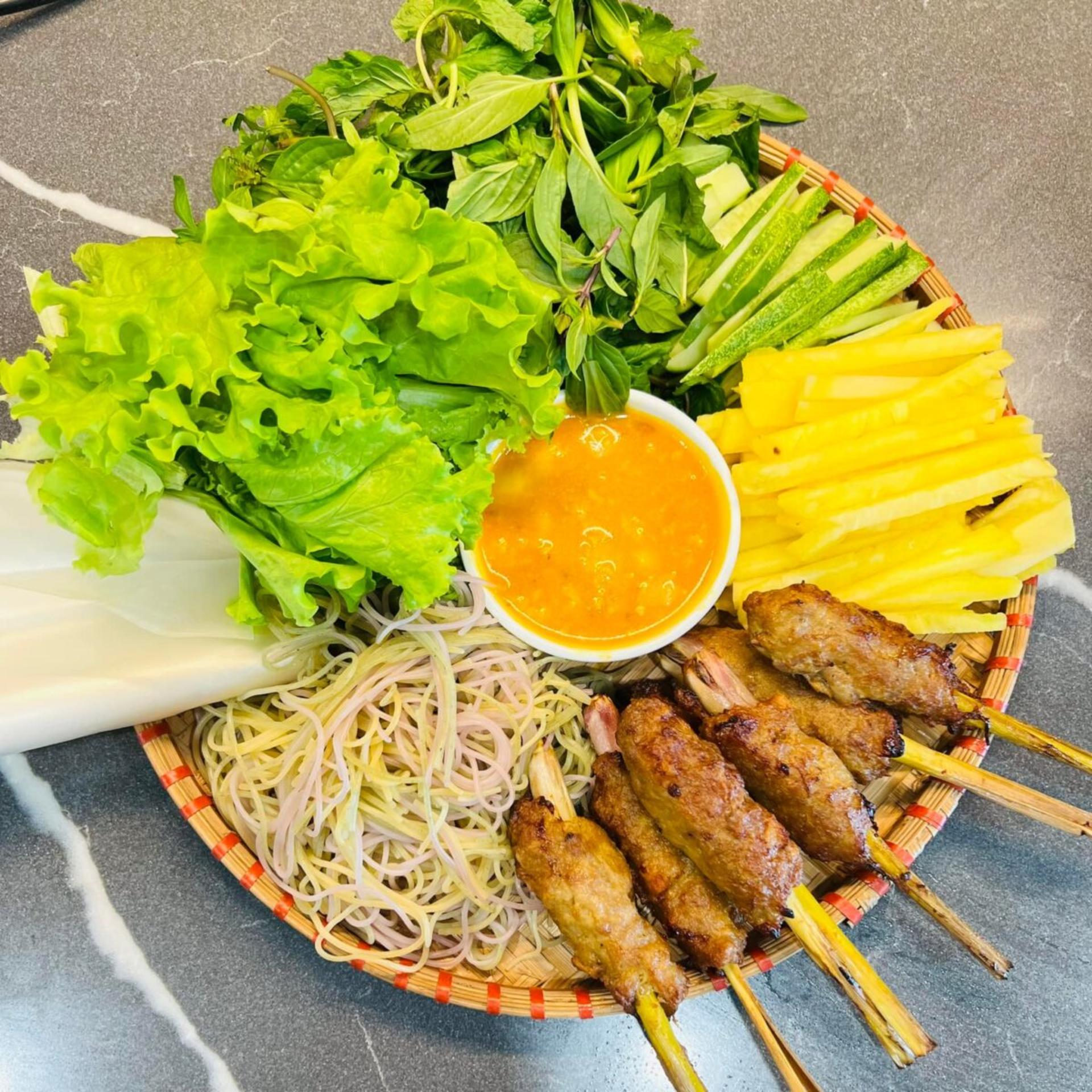 Hanoi Stroll & "Rolling" Street Food Walking Tour  - Thumbnail 4
