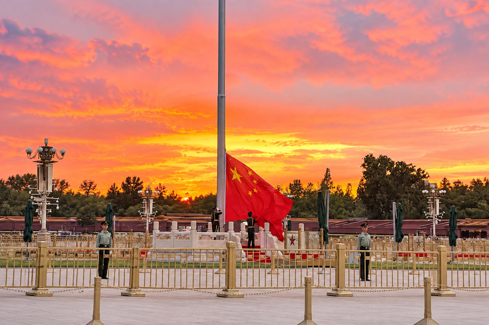 Tour of the sunset flag-lowering ceremony at Tiananmen Square - Image 1