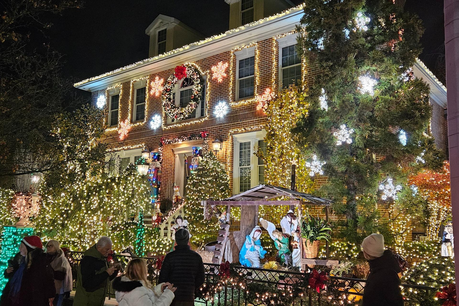 Dyker Heights Luxury Holiday Lights Tour in New York - Thumbnail 10