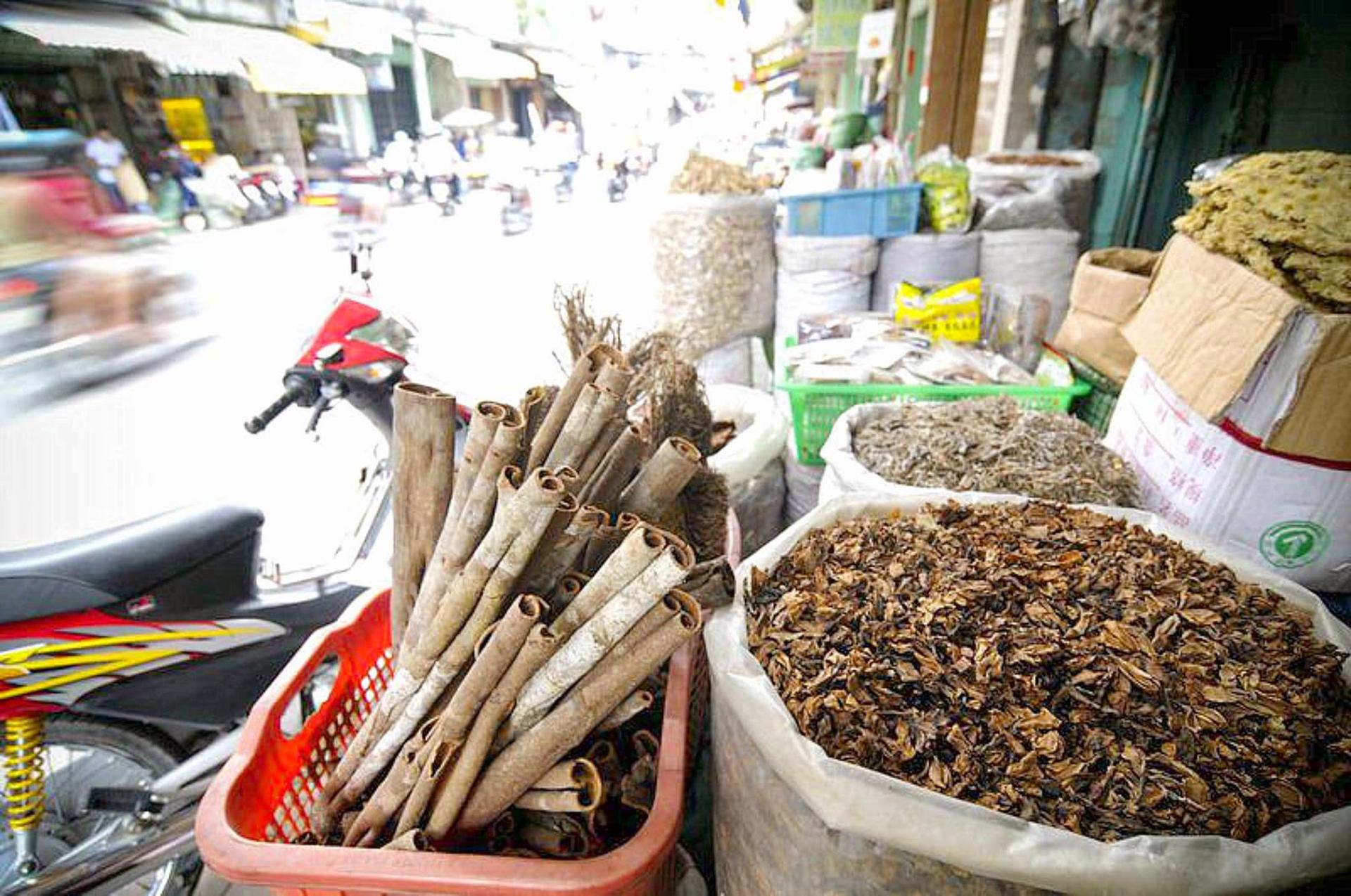  Local Markets in Ho Chi Minh City Motorbike Tour - Thumbnail 3