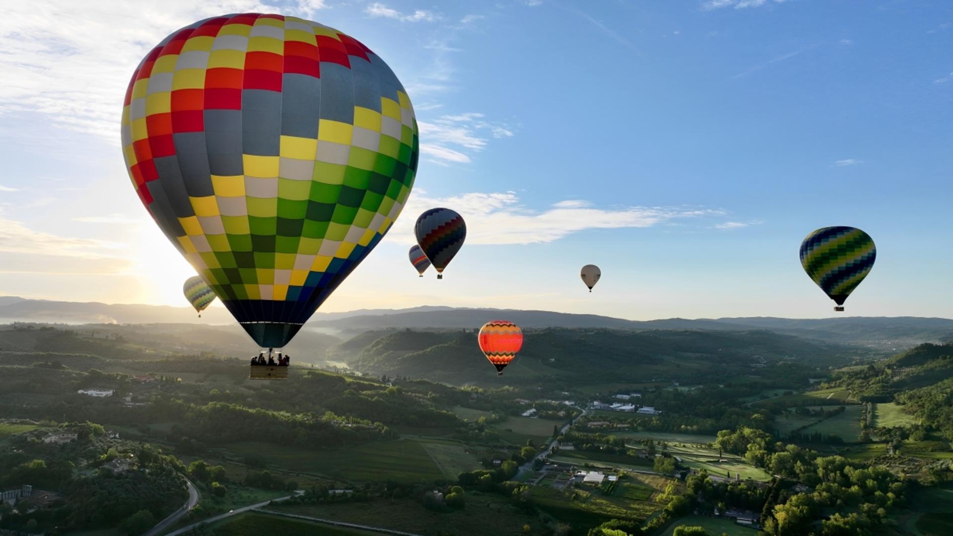 Private hot air balloon flight experience in Tuscany - Thumbnail 2