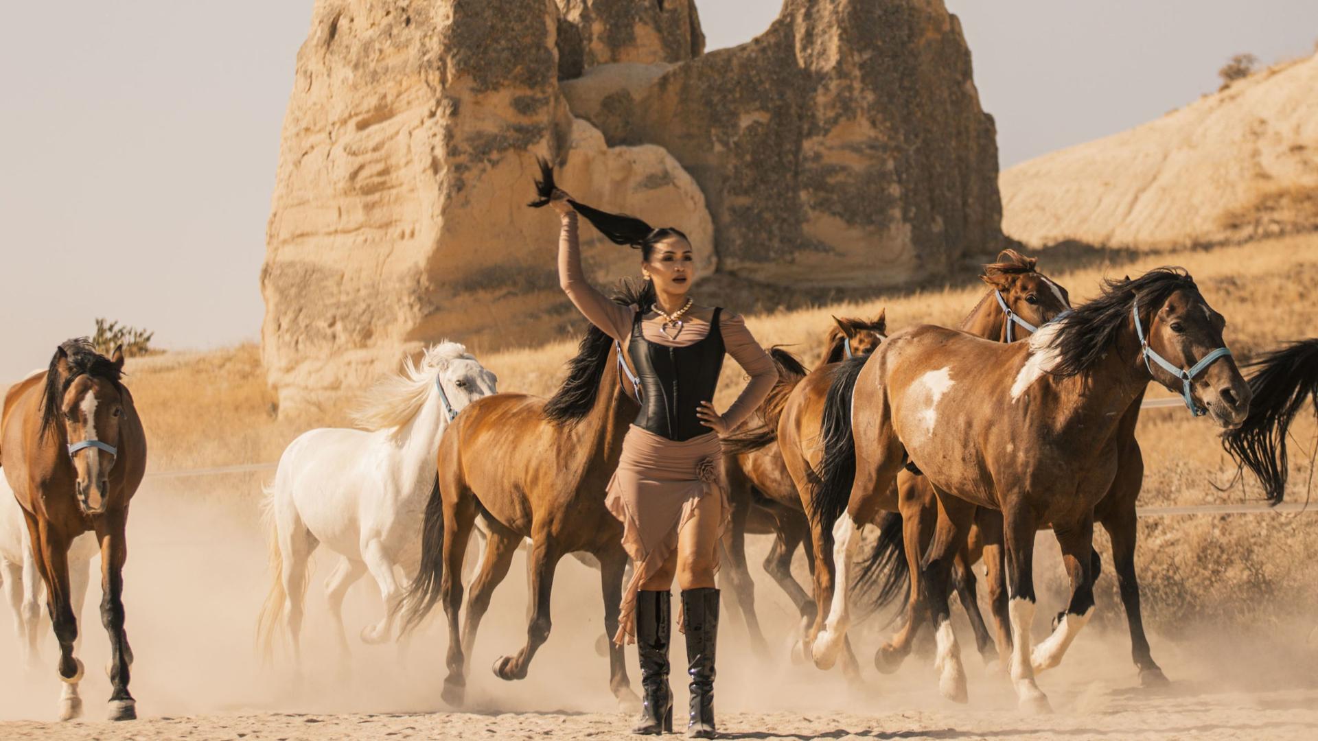 Professional photoshoot with running horses in Cappadocia - Thumbnail 19