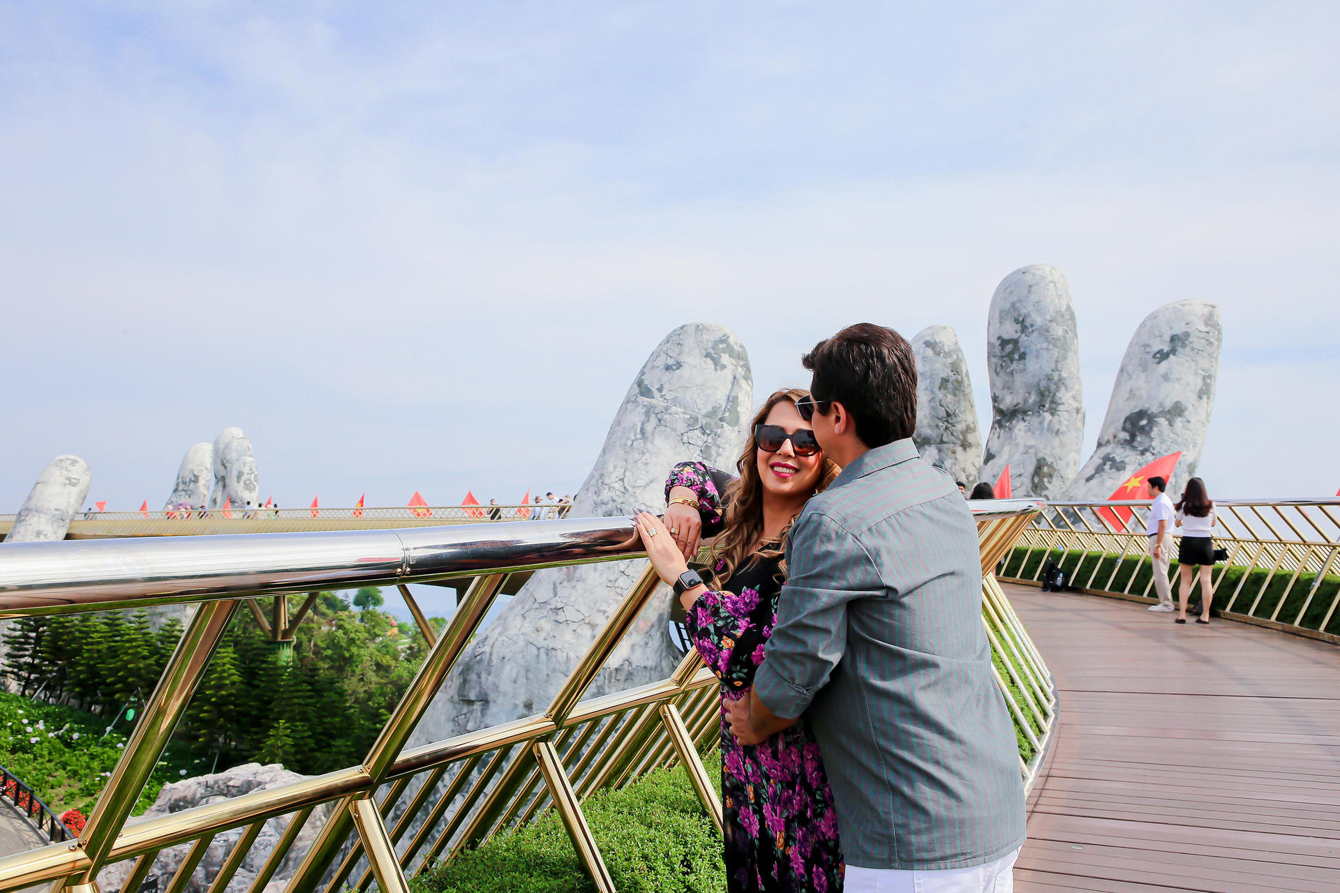 3 Hours Golden Bridge Photoshoot in Ba Na Hills - Thumbnail 15