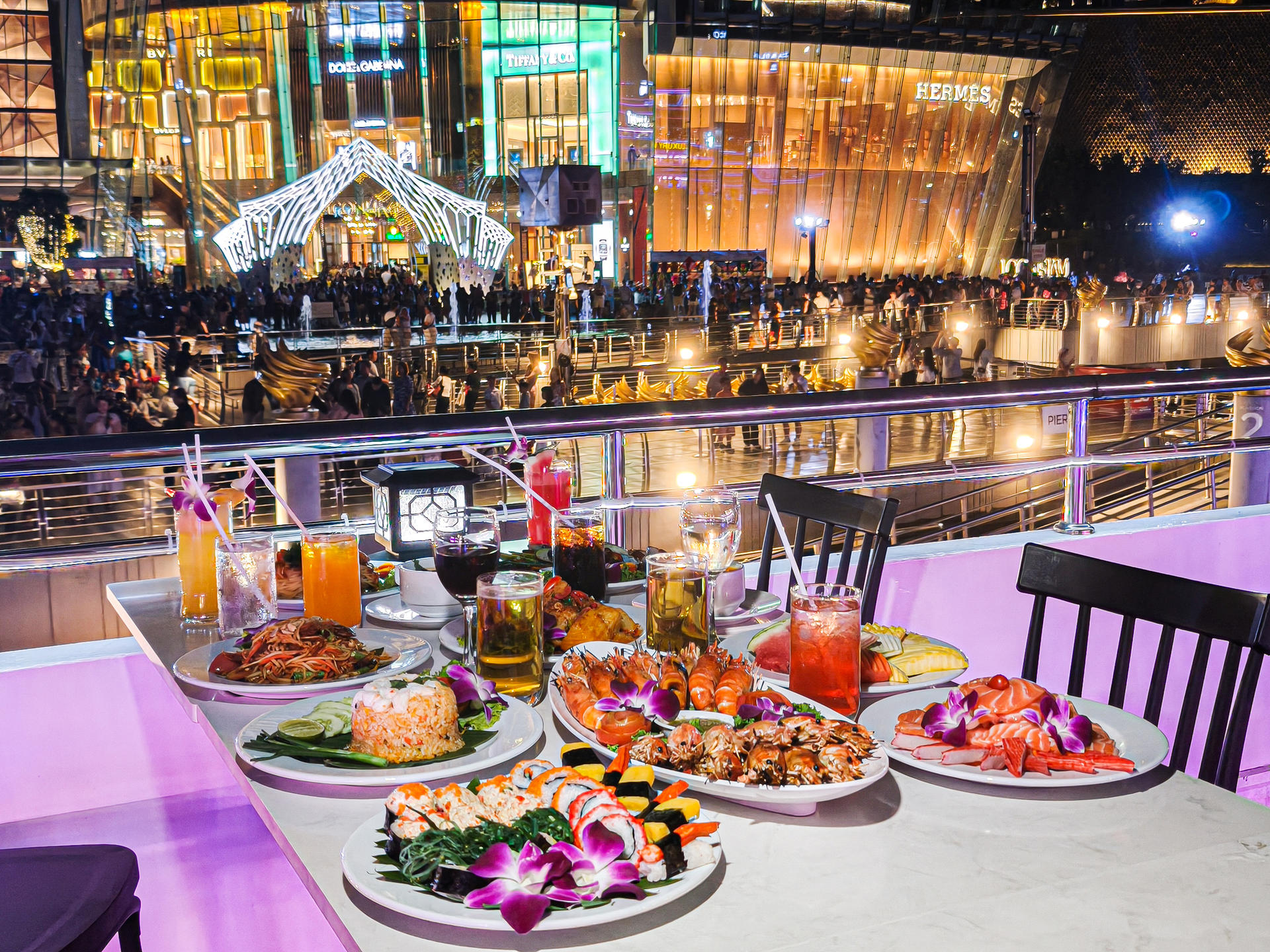 The Luxury White Dinner Cruise in Bangkok - Thumbnail 2